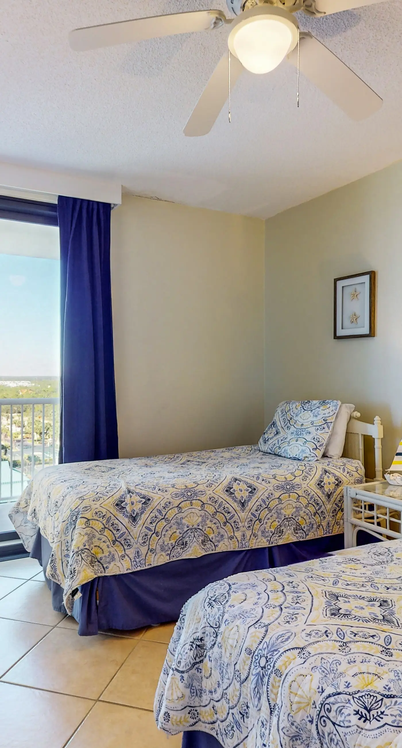 Beachfront 10th-floor condo with balcony, pools, hot tub, gym, WiFi, & AC