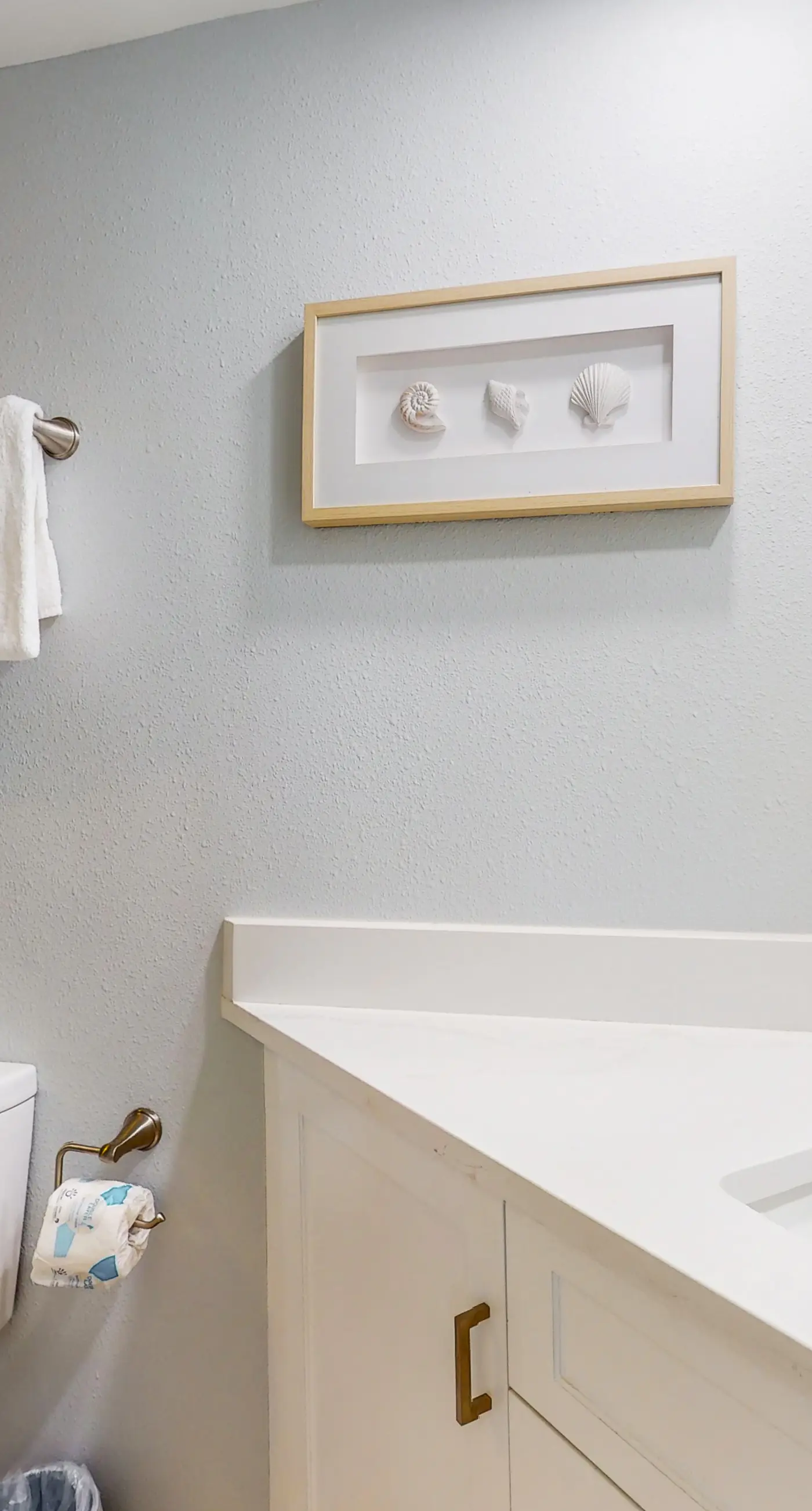 Beachfront 10th-floor condo with balcony, pools, hot tub, gym, WiFi, & AC