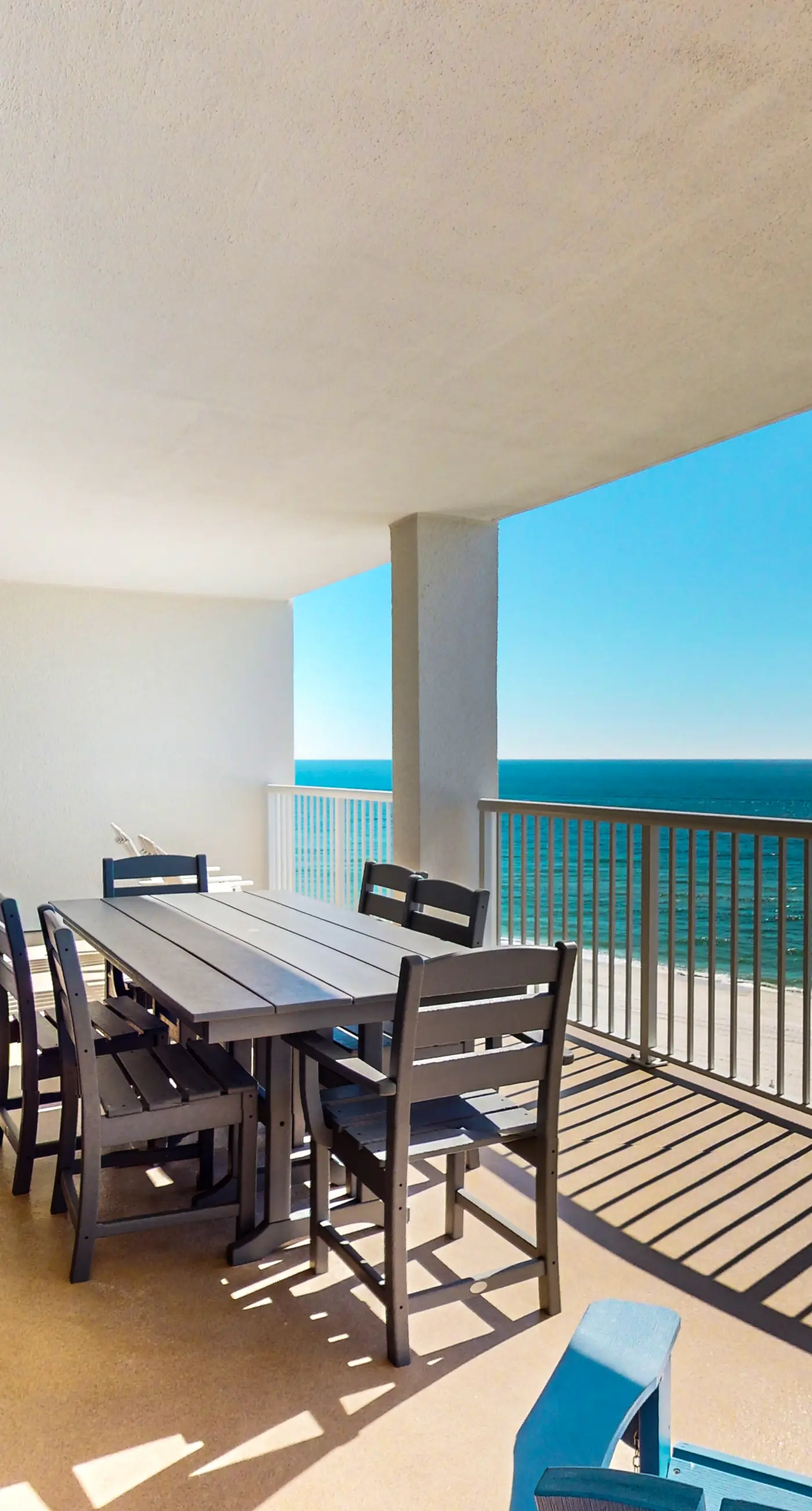 Beachfront 10th-floor condo with balcony, pools, hot tub, gym, WiFi, & AC