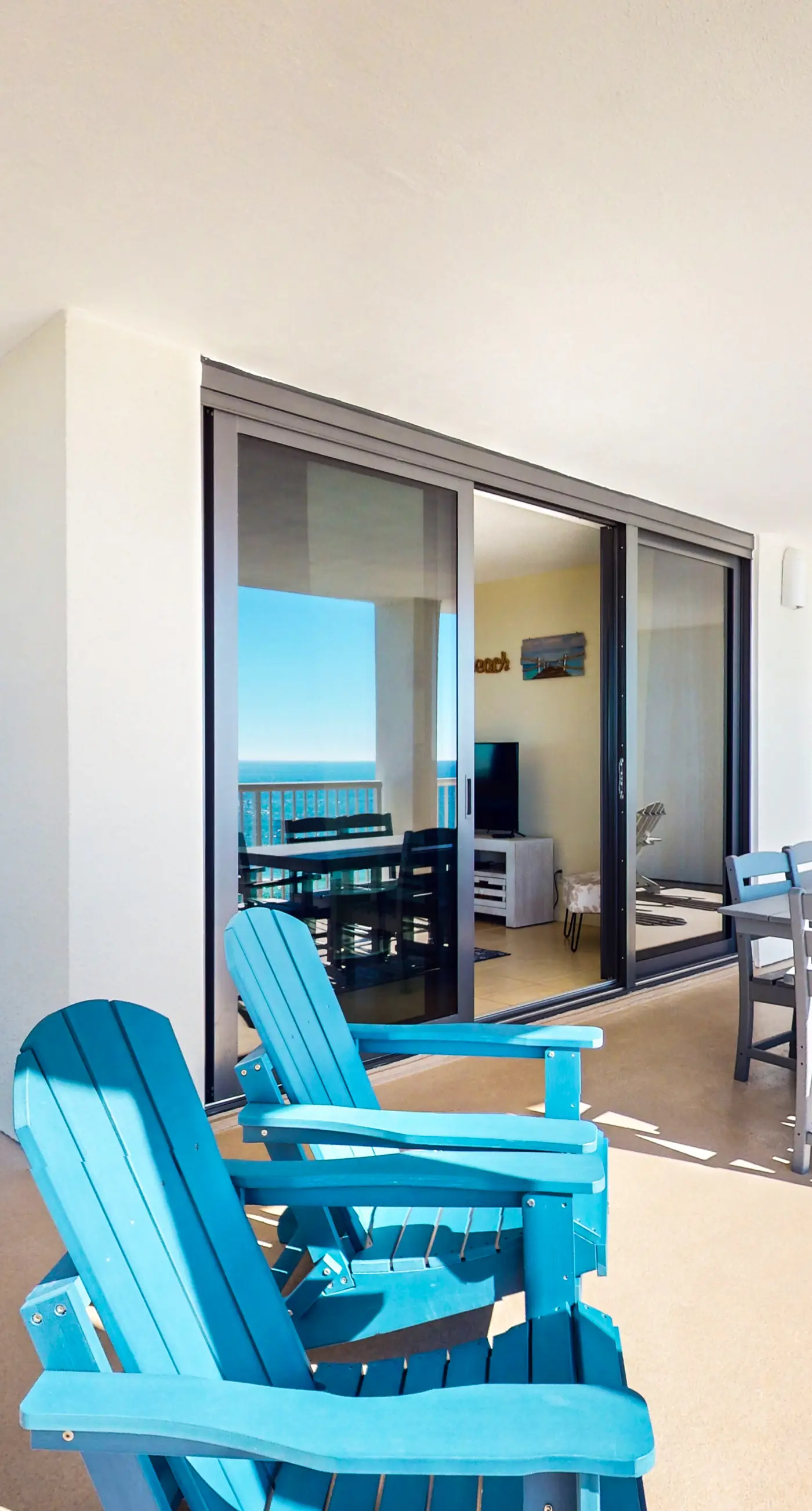 Beachfront 10th-floor condo with balcony, pools, hot tub, gym, WiFi, & AC