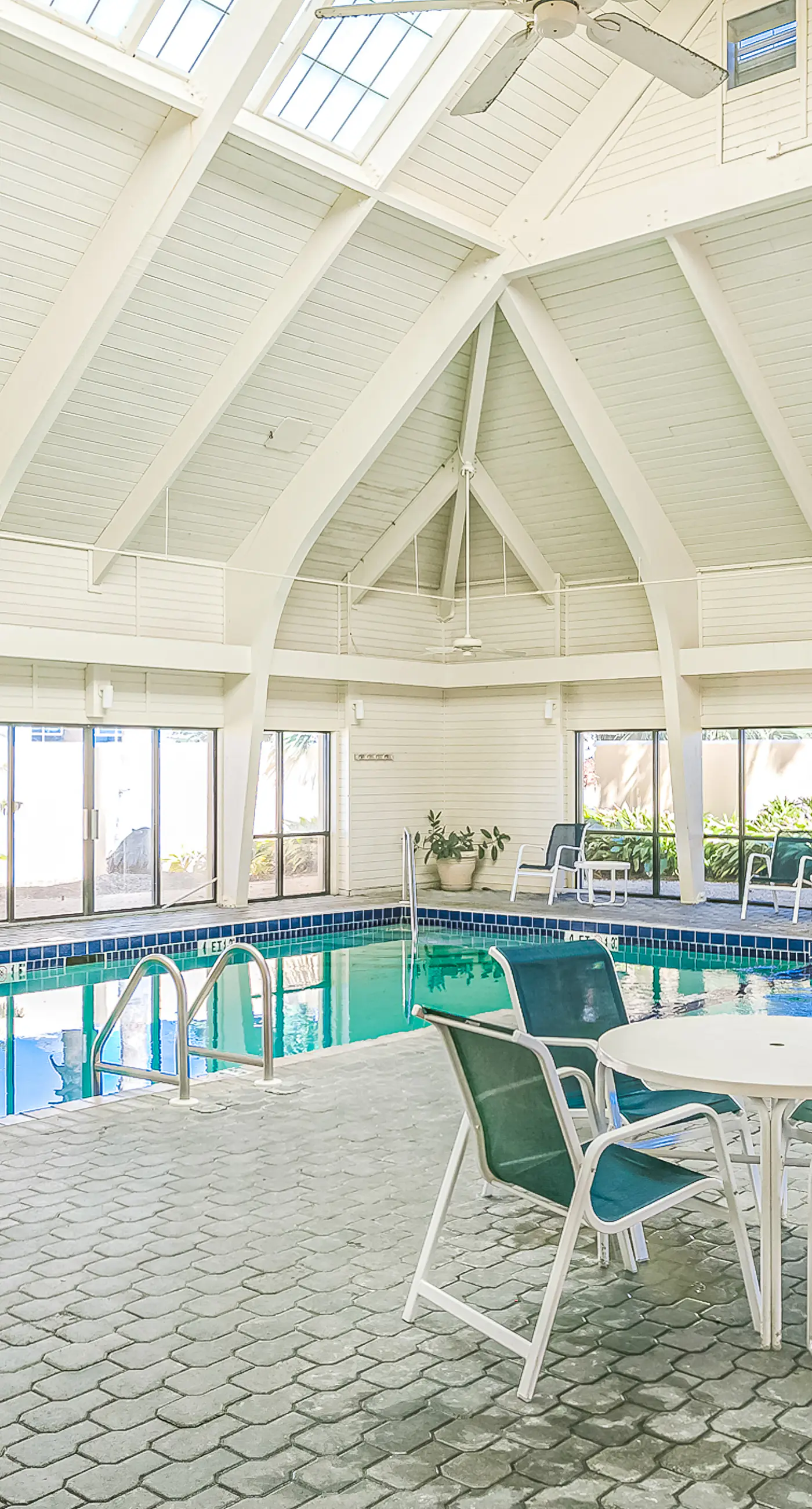 Beachfront 10th-floor condo with balcony, pools, hot tub, gym, WiFi, & AC