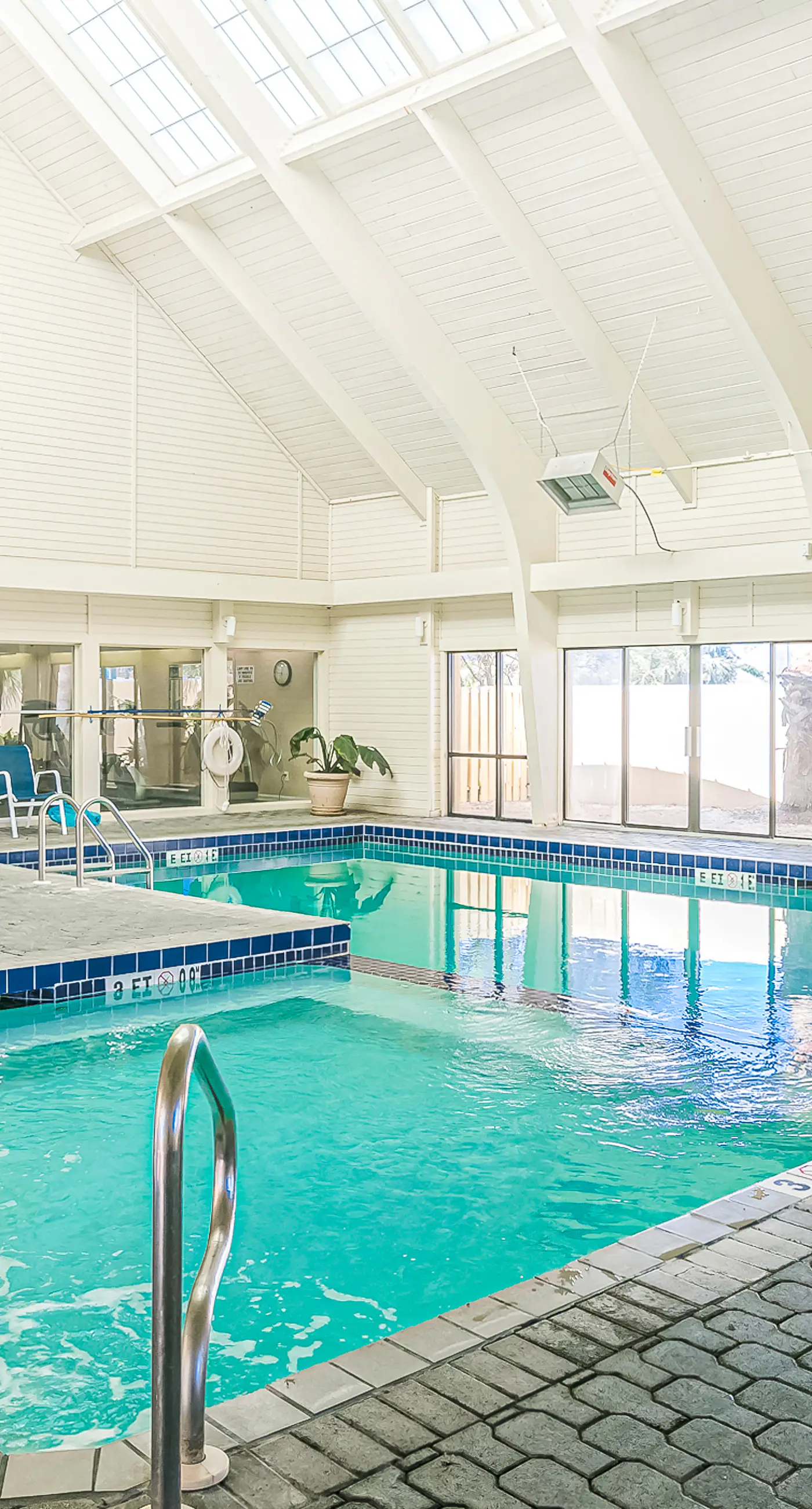 Beachfront 10th-floor condo with balcony, pools, hot tub, gym, WiFi, & AC