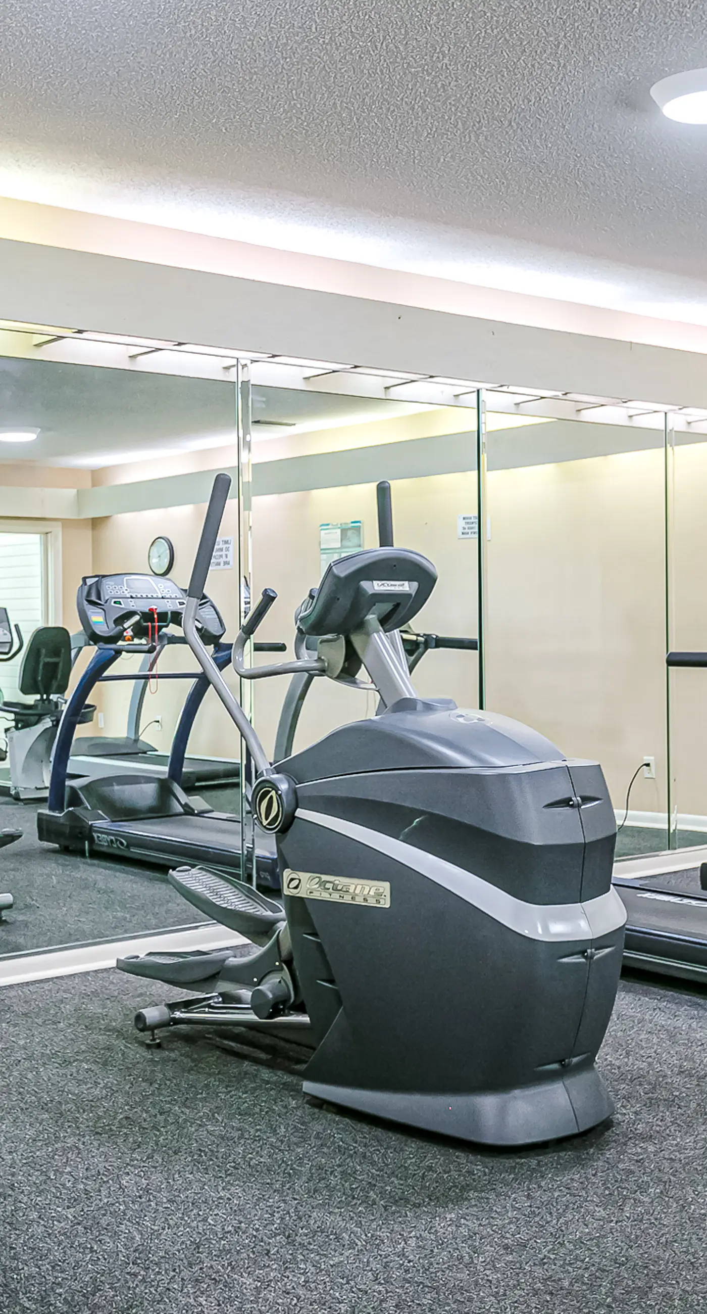 Beachfront 10th-floor condo with balcony, pools, hot tub, gym, WiFi, & AC