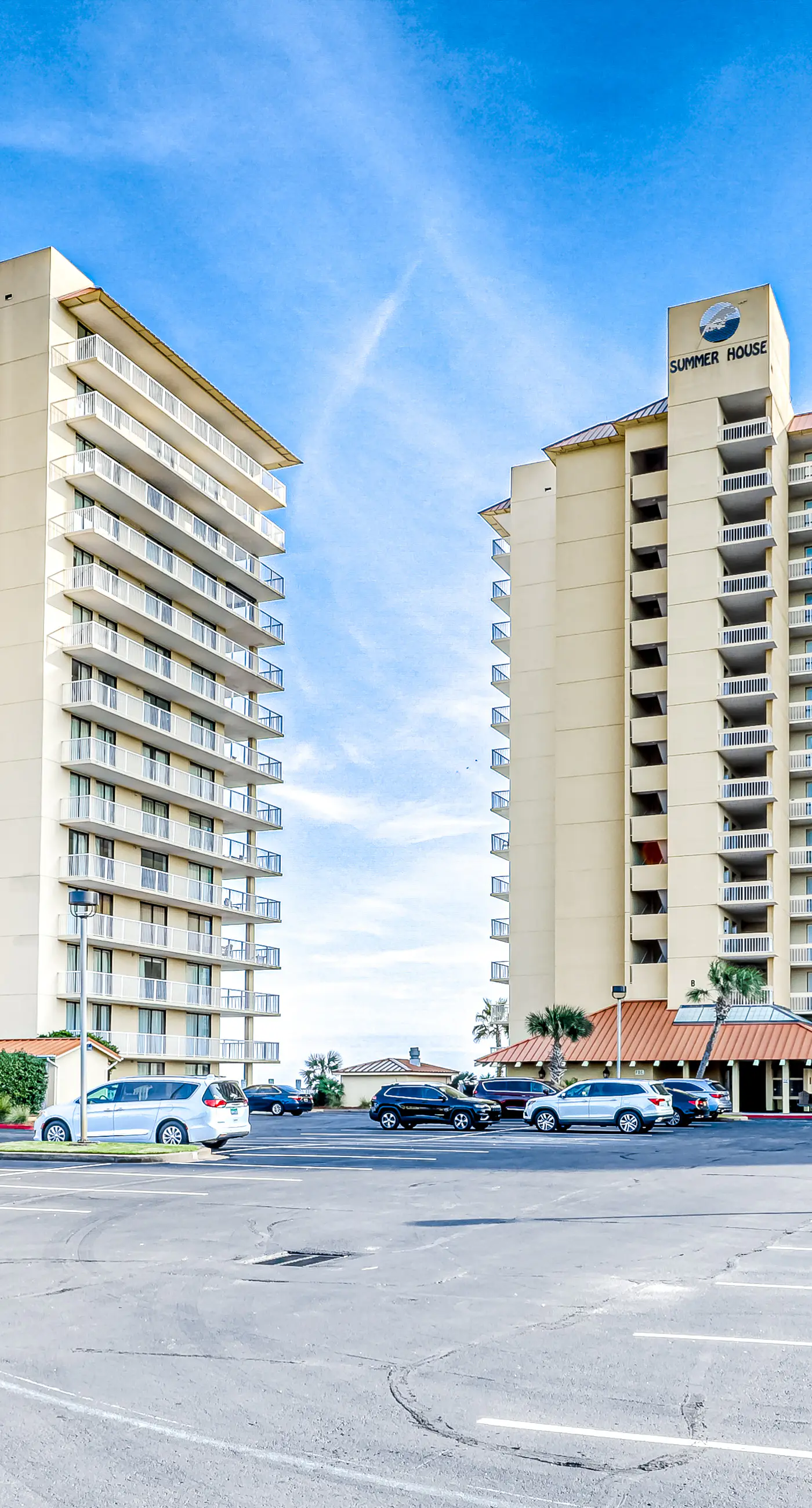 Beachfront 10th-floor condo with balcony, pools, hot tub, gym, WiFi, & AC