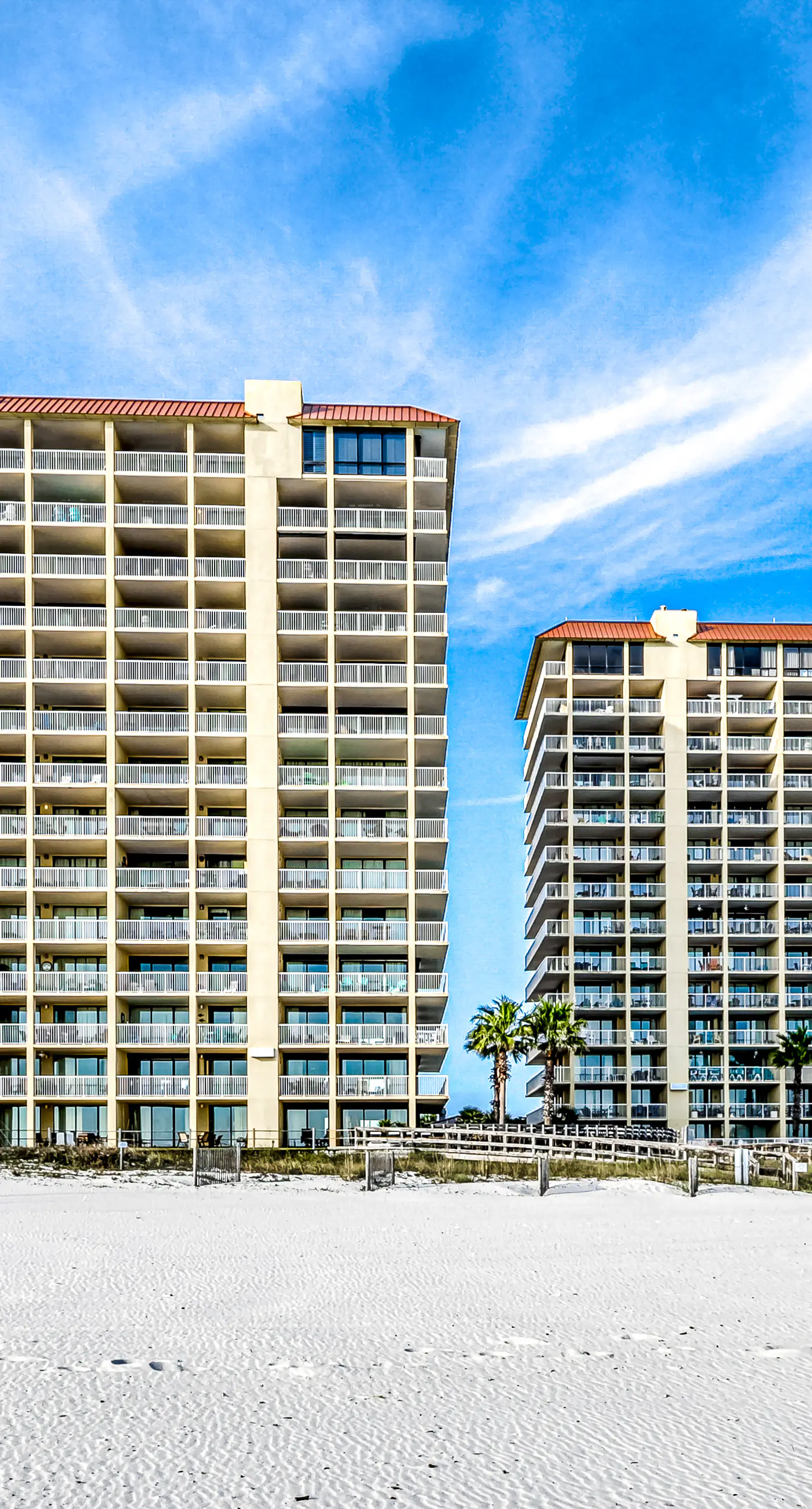 Beachfront 10th-floor condo with balcony, pools, hot tub, gym, WiFi, & AC