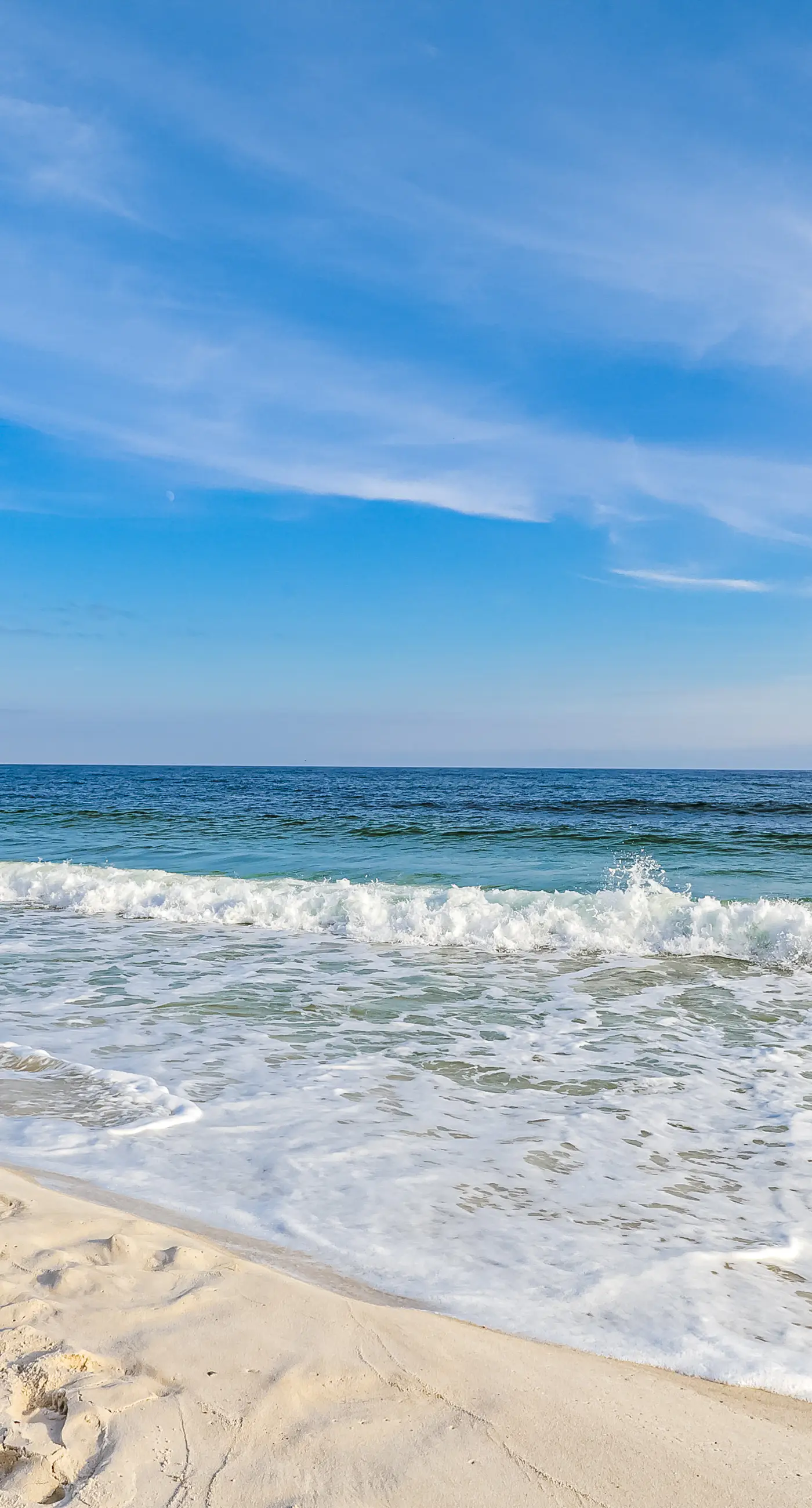 Beachfront 10th-floor condo with balcony, pools, hot tub, gym, WiFi, & AC