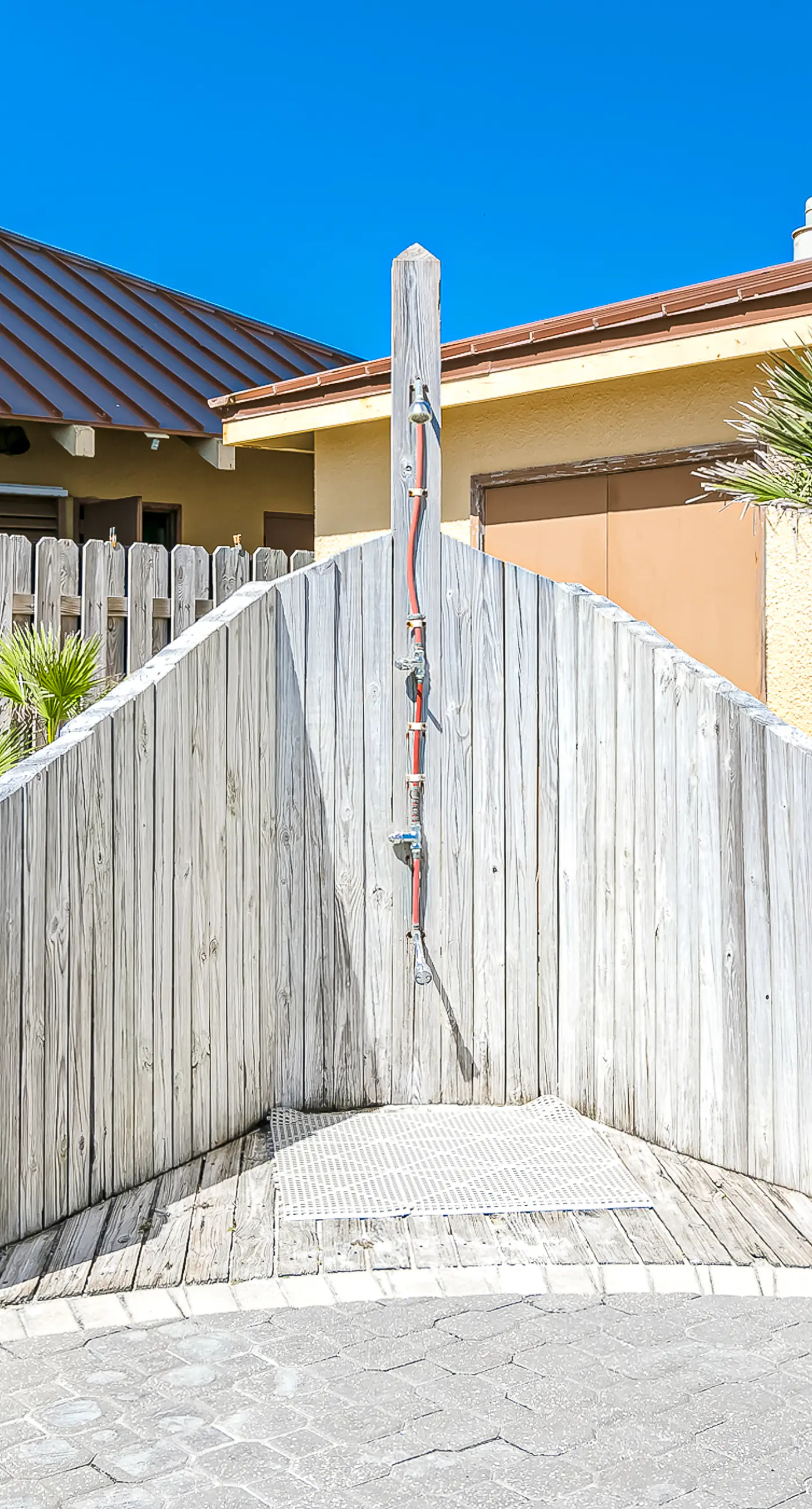 Beachfront 10th-floor condo with balcony, pools, hot tub, gym, WiFi, & AC