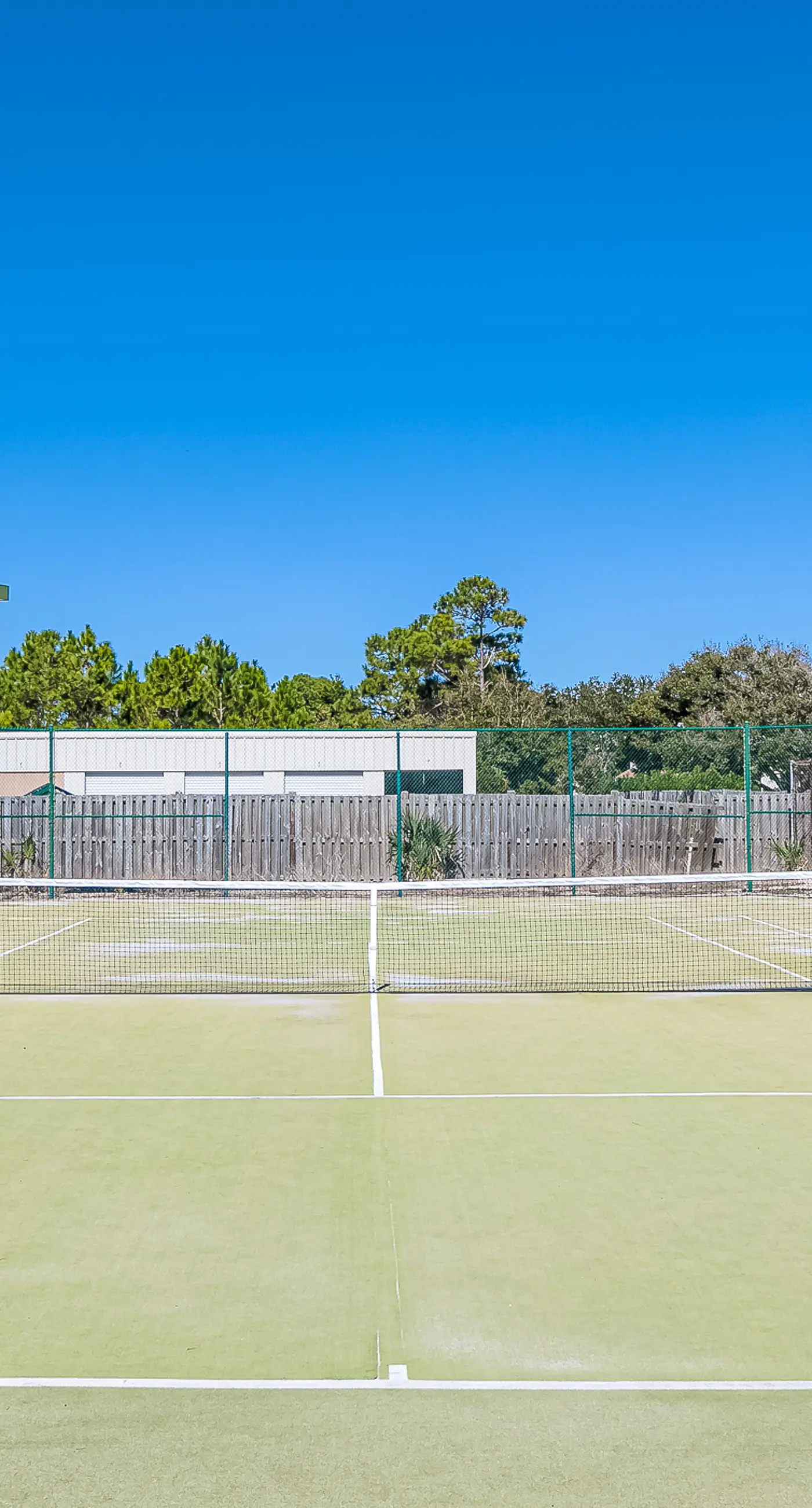 Beachfront 10th-floor condo with balcony, pools, hot tub, gym, WiFi, & AC