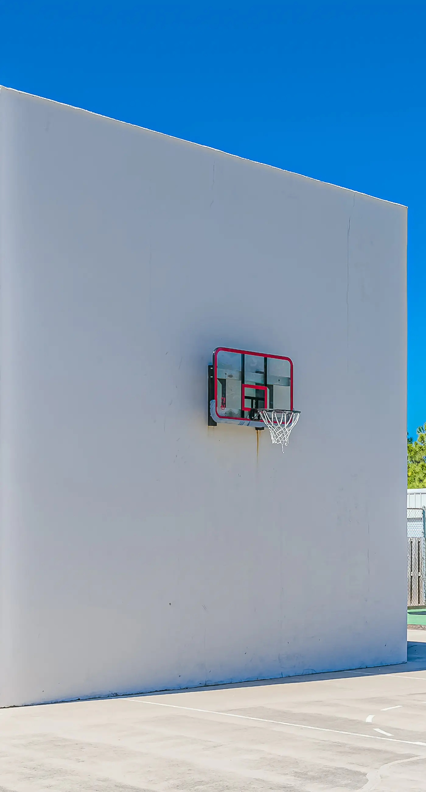 Beachfront 10th-floor condo with balcony, pools, hot tub, gym, WiFi, & AC