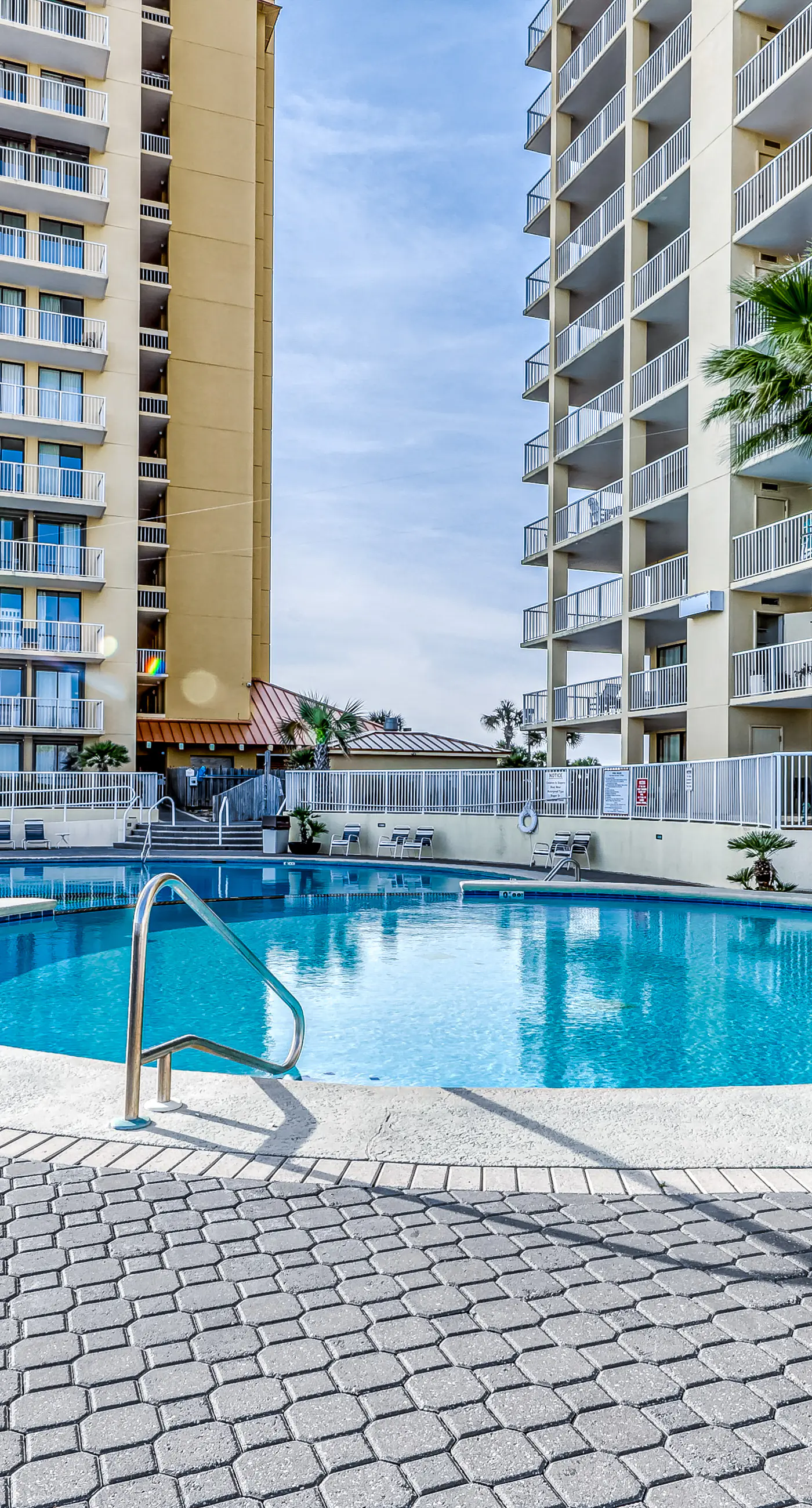 Beachfront 10th-floor condo with balcony, pools, hot tub, gym, WiFi, & AC