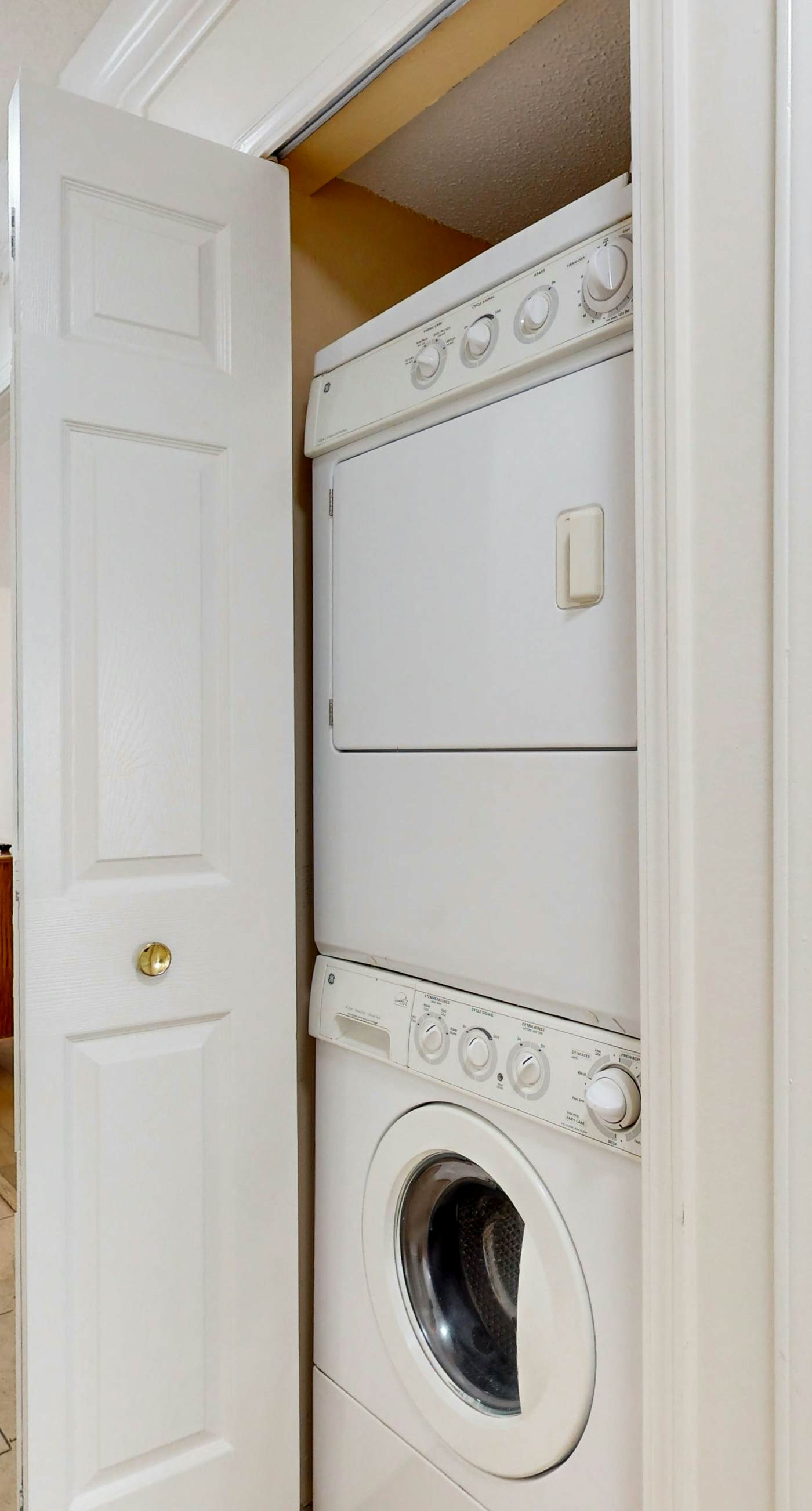 Water-view condo on Ole River with 3 pools, washer,dryer & AC