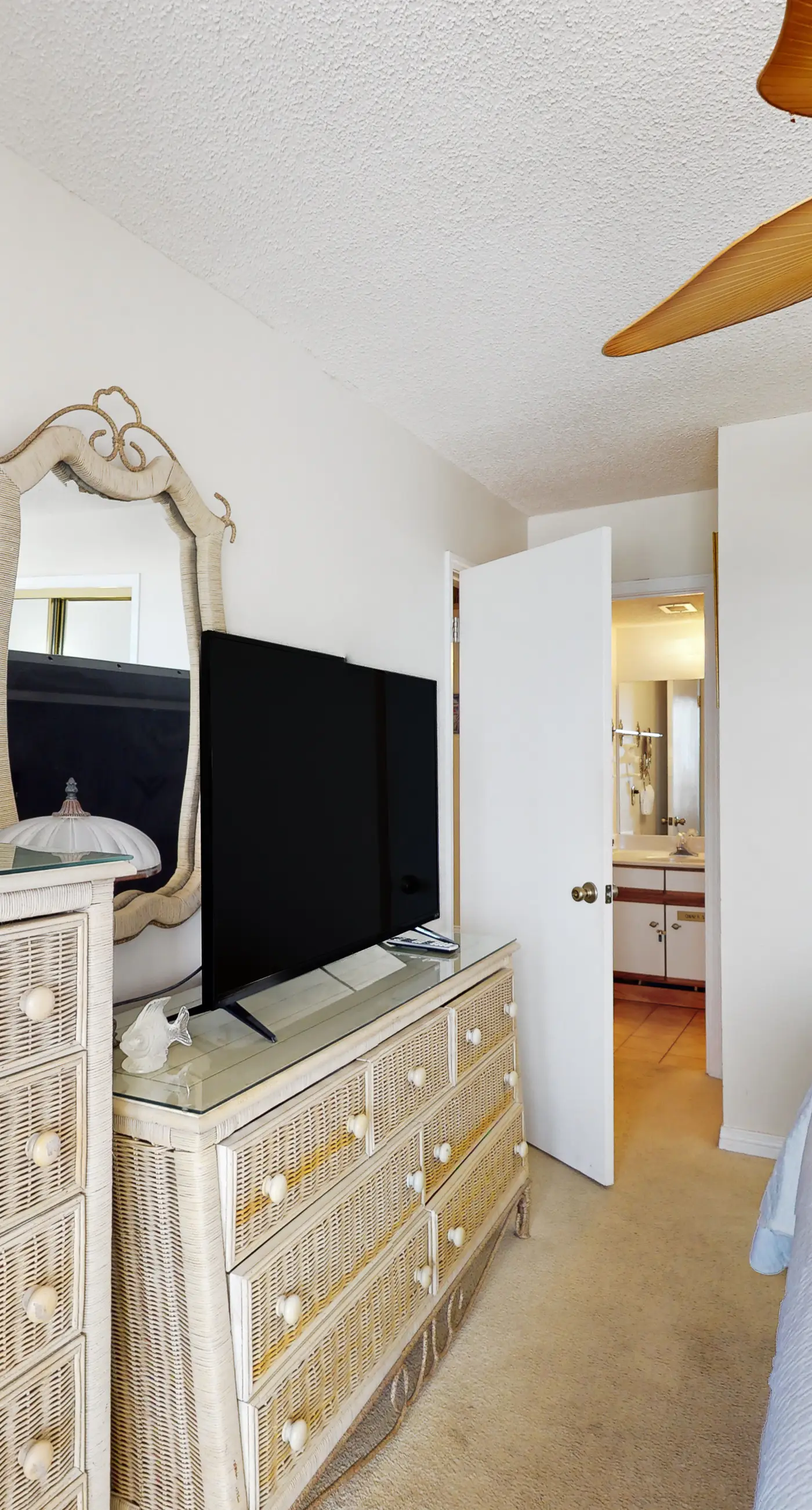 Gulf front condo with pool and beach access - breath taking balcony views