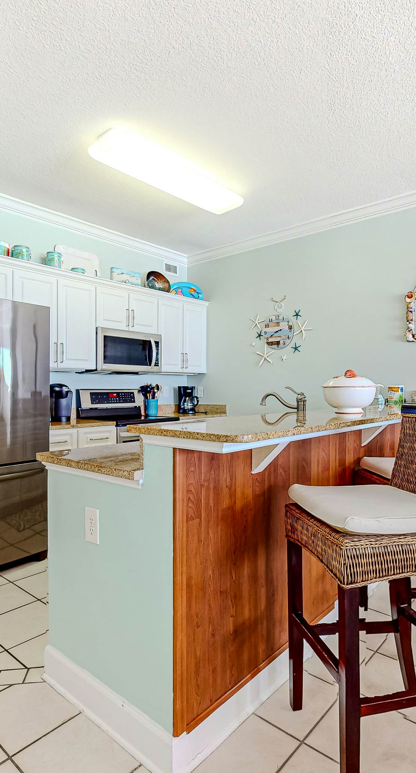 Gulf-front, 6th-floor condo with pools, hot tubs, sauna, gym & beach access