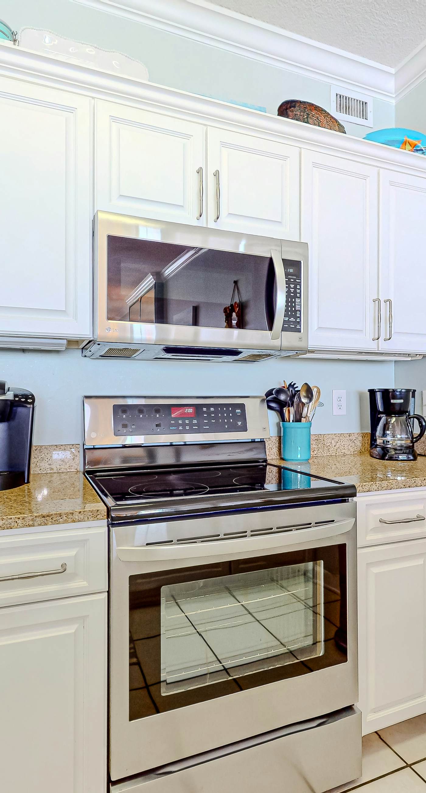 Gulf-front, 6th-floor condo with pools, hot tubs, sauna, gym & beach access