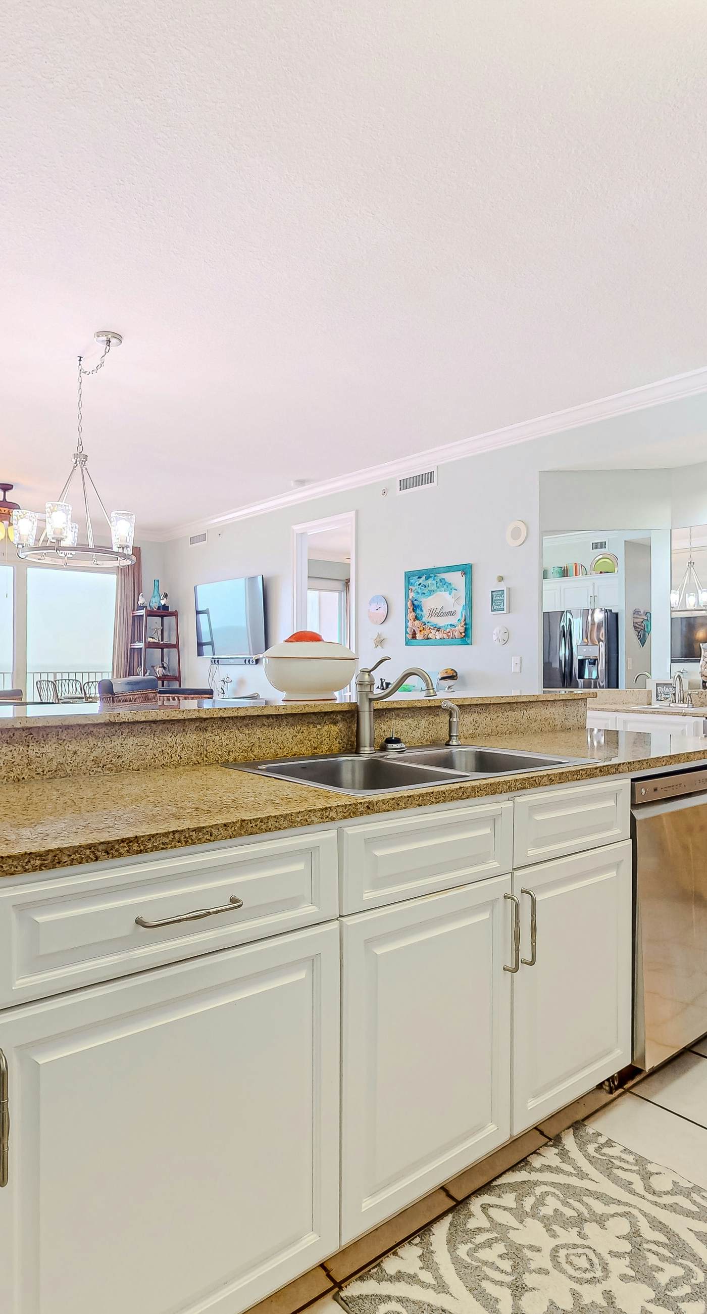 Gulf-front, 6th-floor condo with pools, hot tubs, sauna, gym & beach access