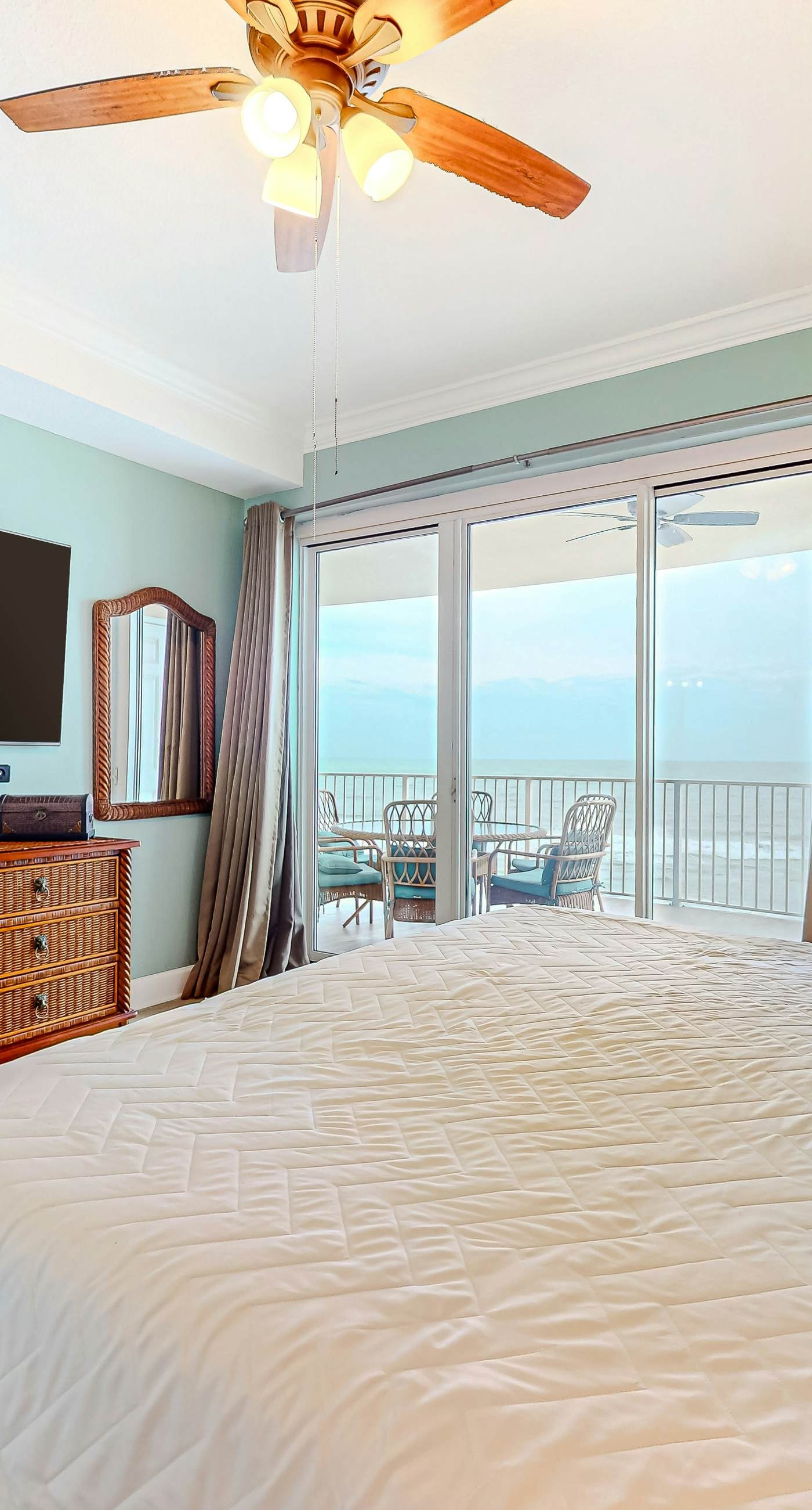 Gulf-front, 6th-floor condo with pools, hot tubs, sauna, gym & beach access