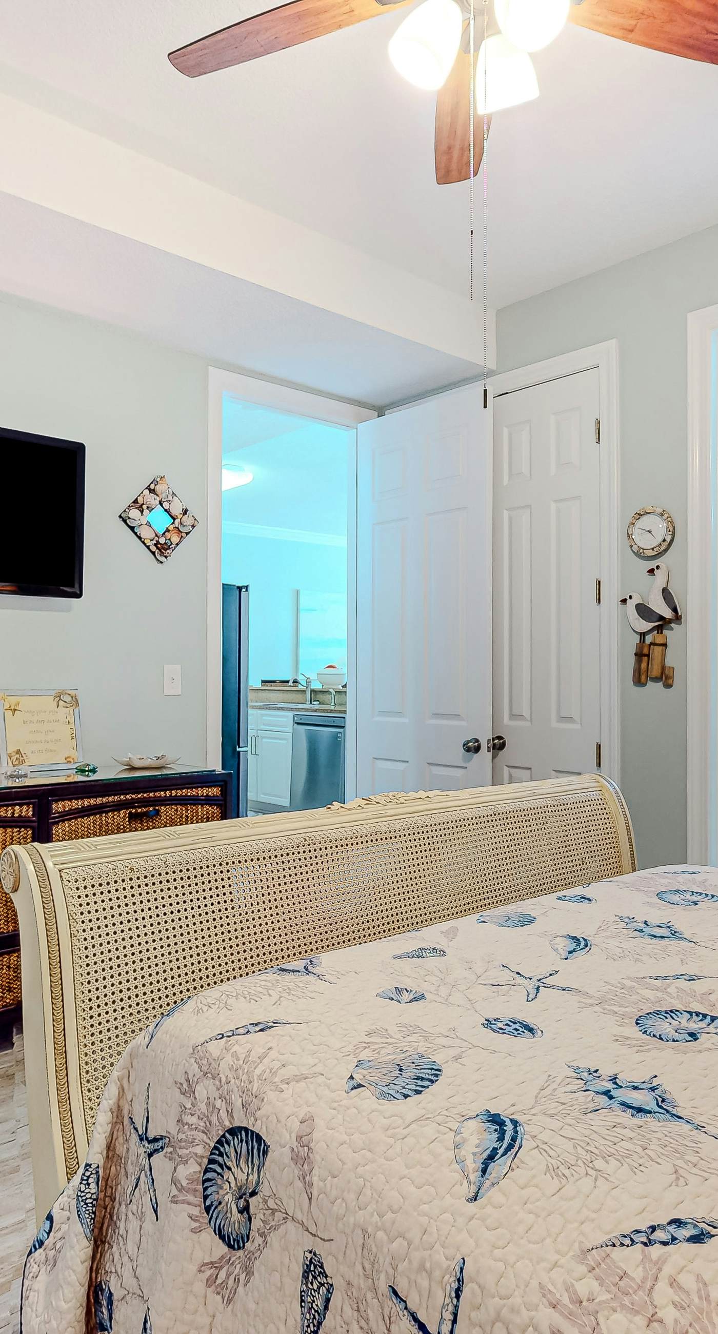 Gulf-front, 6th-floor condo with pools, hot tubs, sauna, gym & beach access