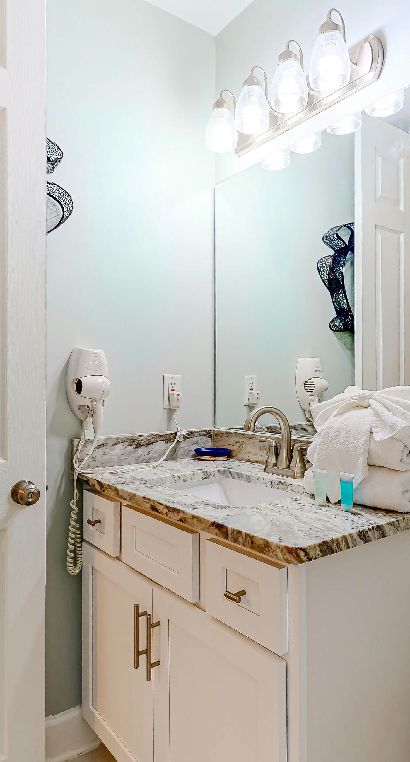 Gulf-front, 6th-floor condo with pools, hot tubs, sauna, gym & beach access