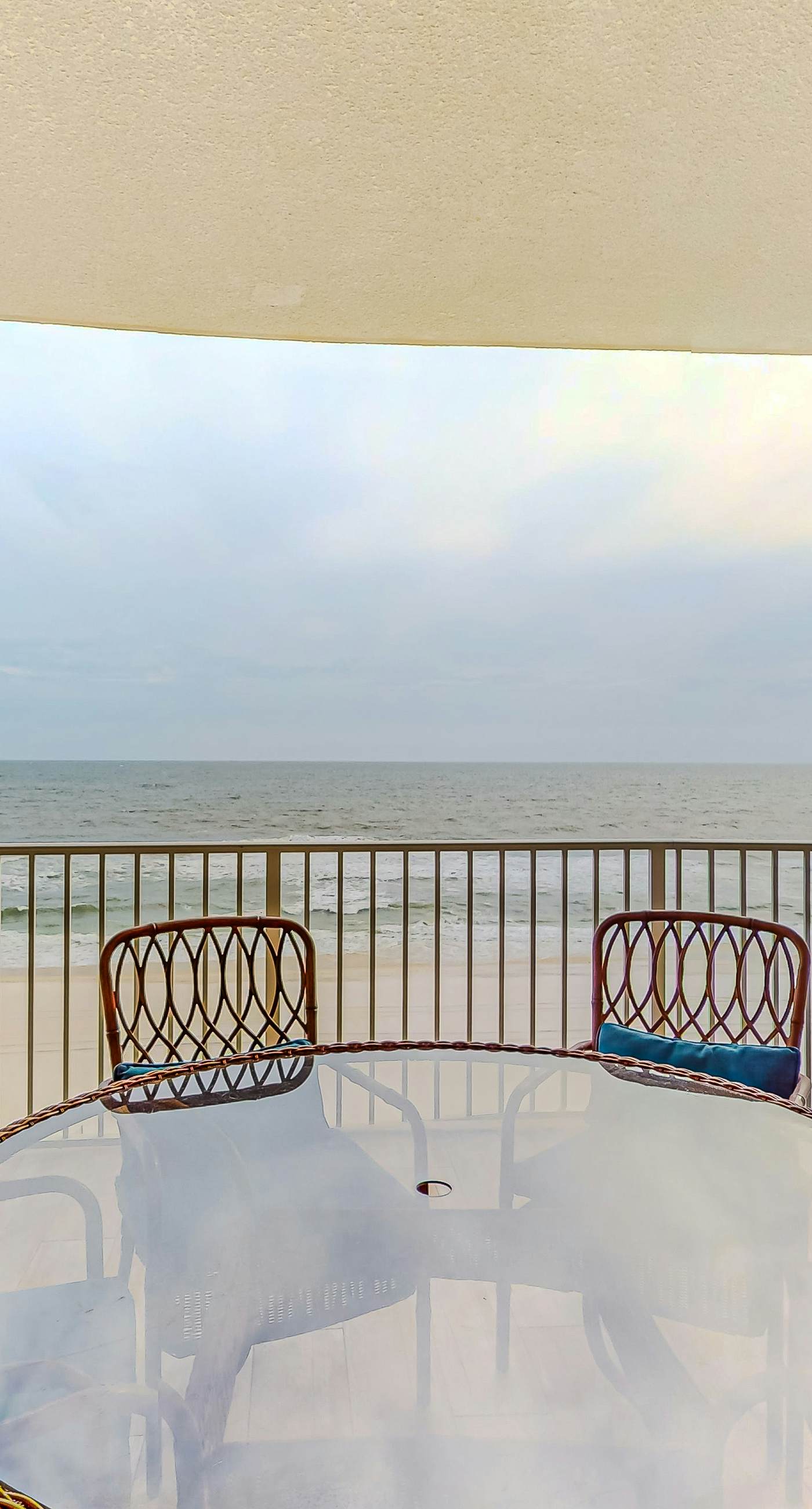 Gulf-front, 6th-floor condo with pools, hot tubs, sauna, gym & beach access