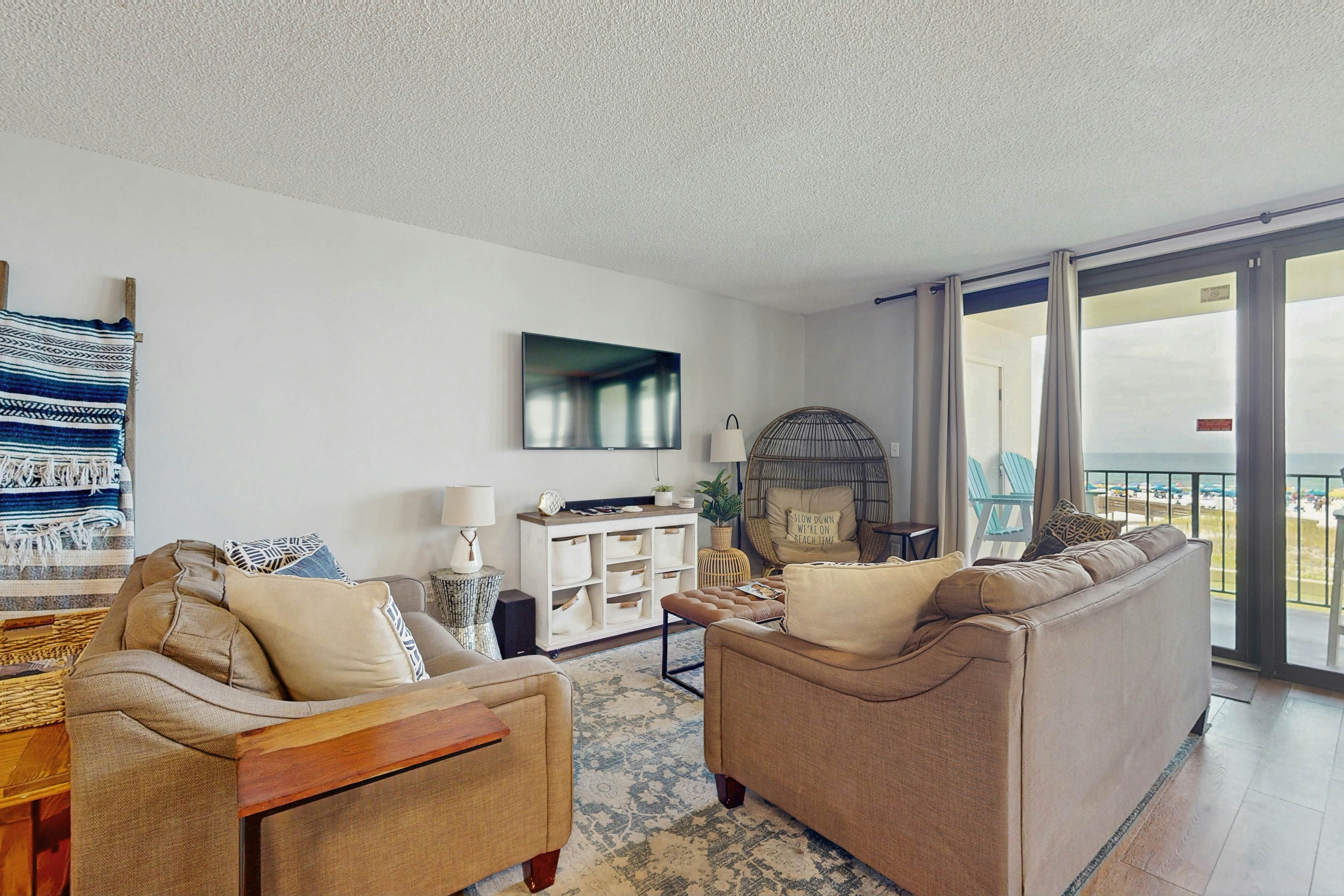 Beautiful beachfront condo with hot tub, pool, sauna, tennis, gym, & balcony