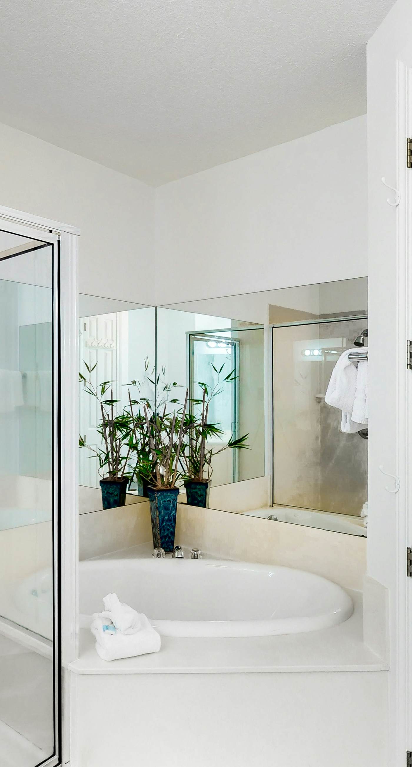 Gulf-front condo with pools, hot tubs, sauna, gym, central AC & washer/dryer