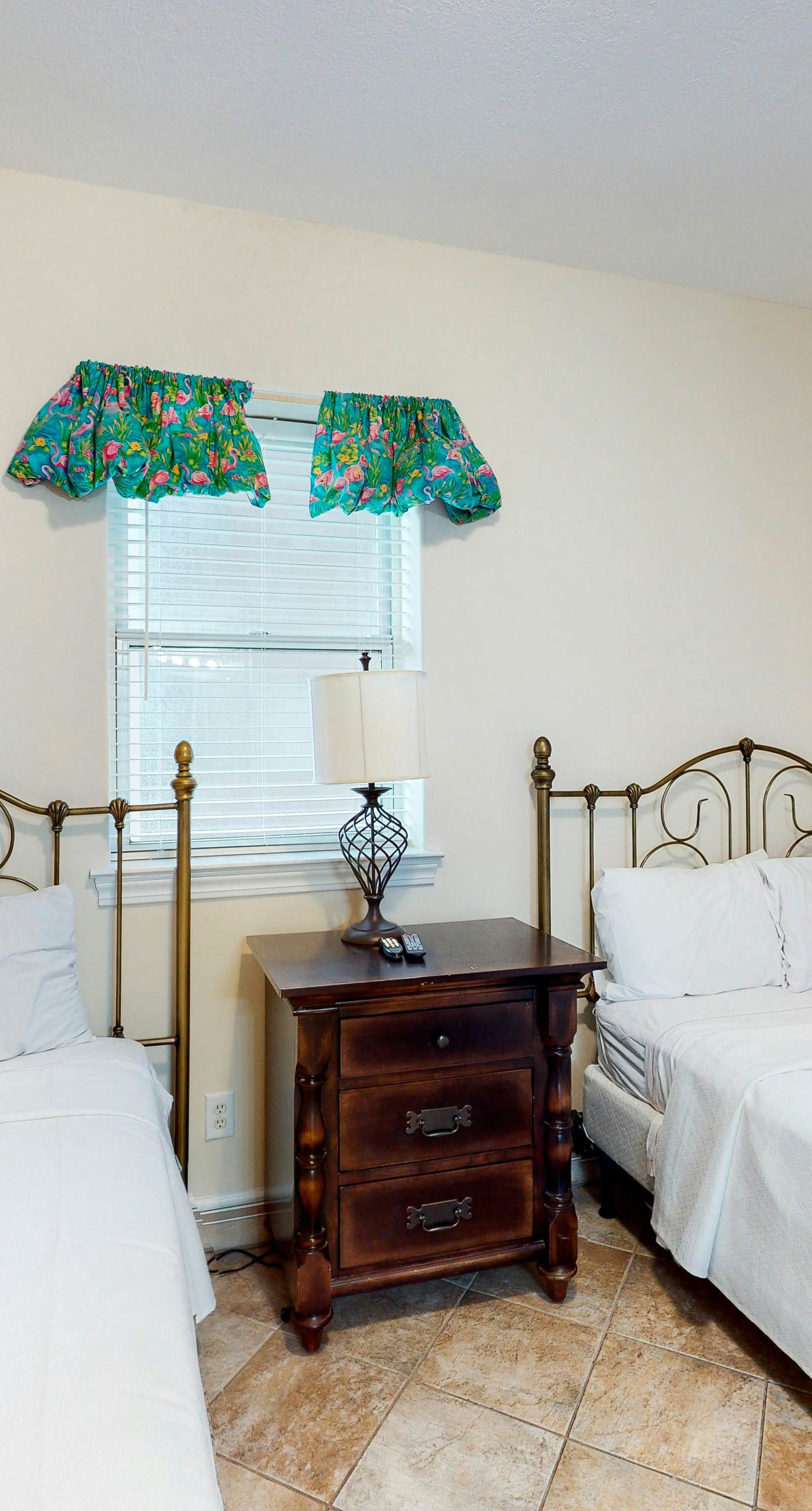 Gulf-front condo with pools, hot tubs, sauna, gym, central AC & washer/dryer