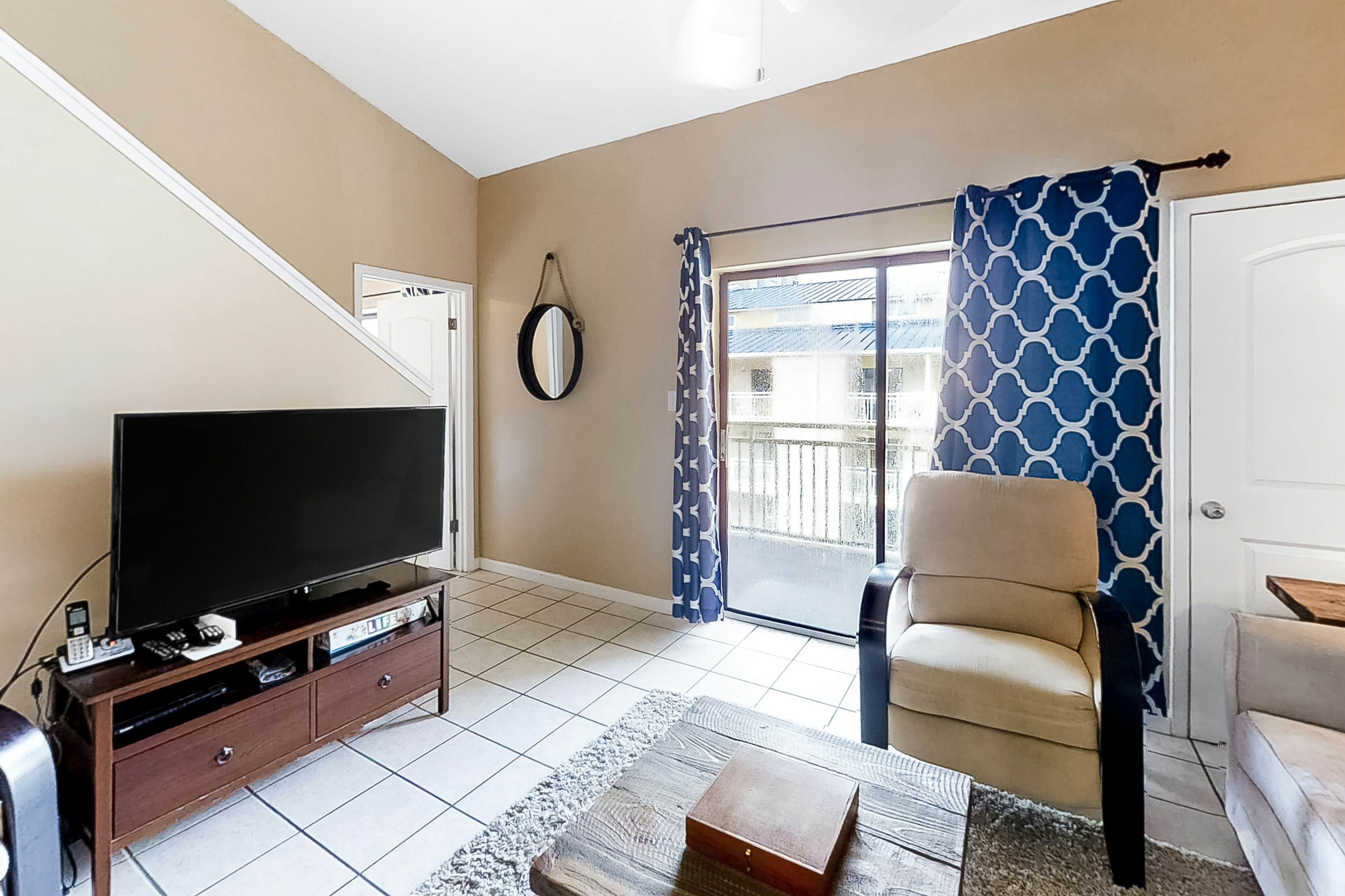 Attractive and welcoming condo in luxury beachfront resort with shared pool