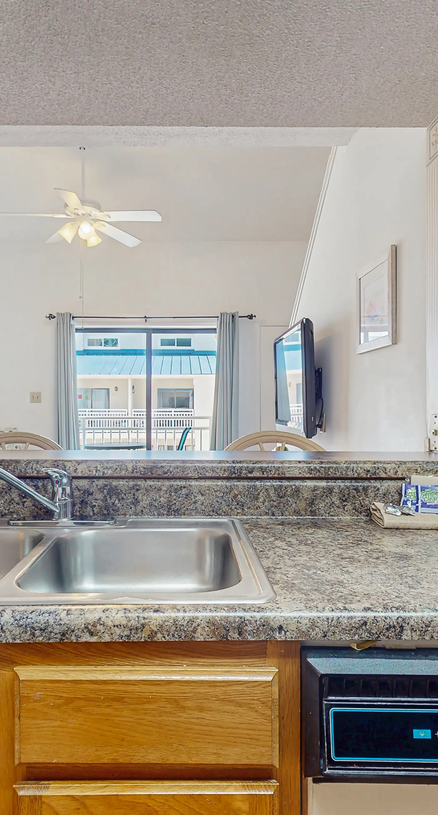 Wonderful condo in beachfront luxury resort with shared pool & tennis