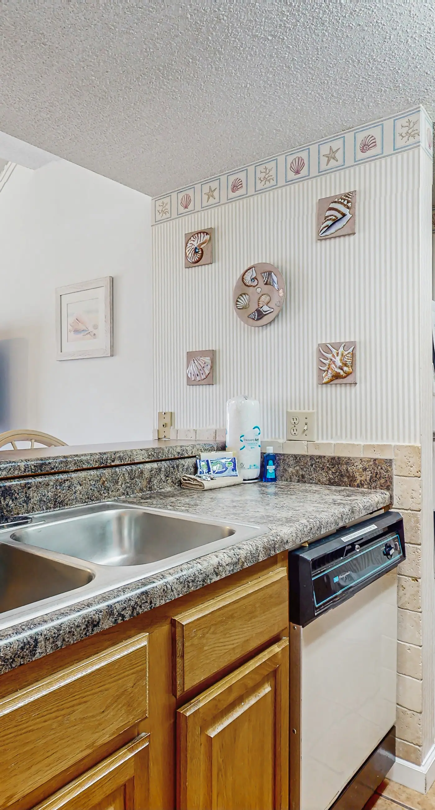 Wonderful condo in beachfront luxury resort with shared pool & tennis