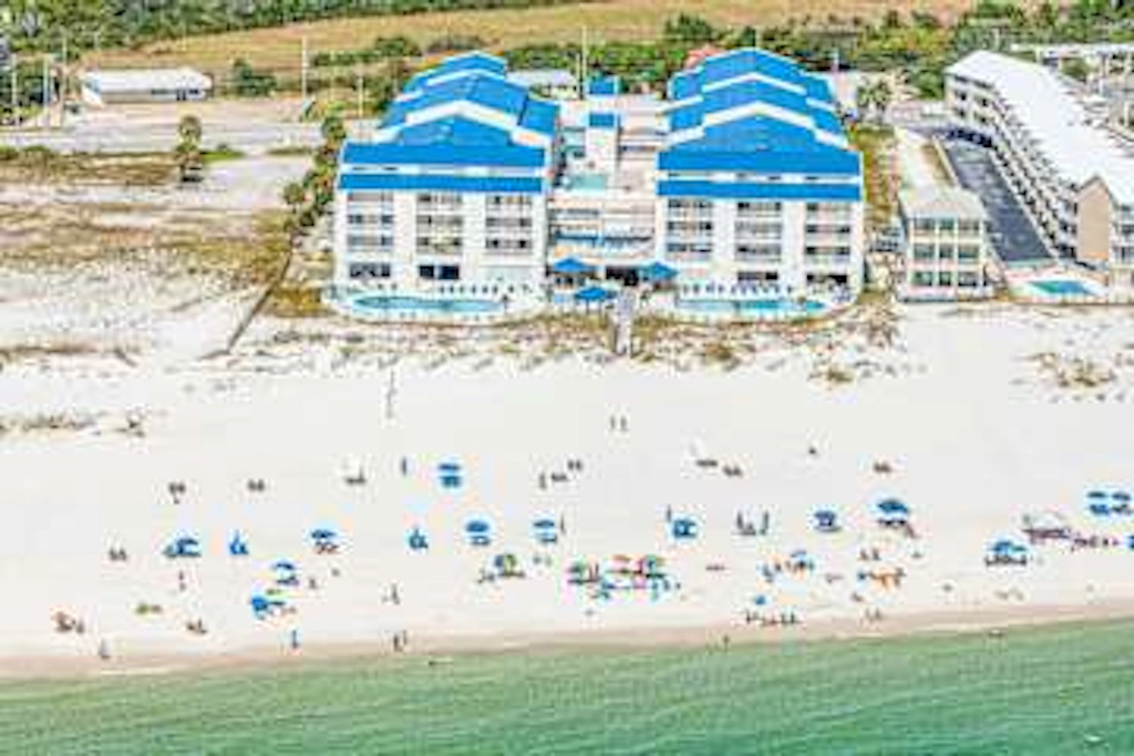 Wonderful condo in beachfront luxury resort with shared pool & tennis