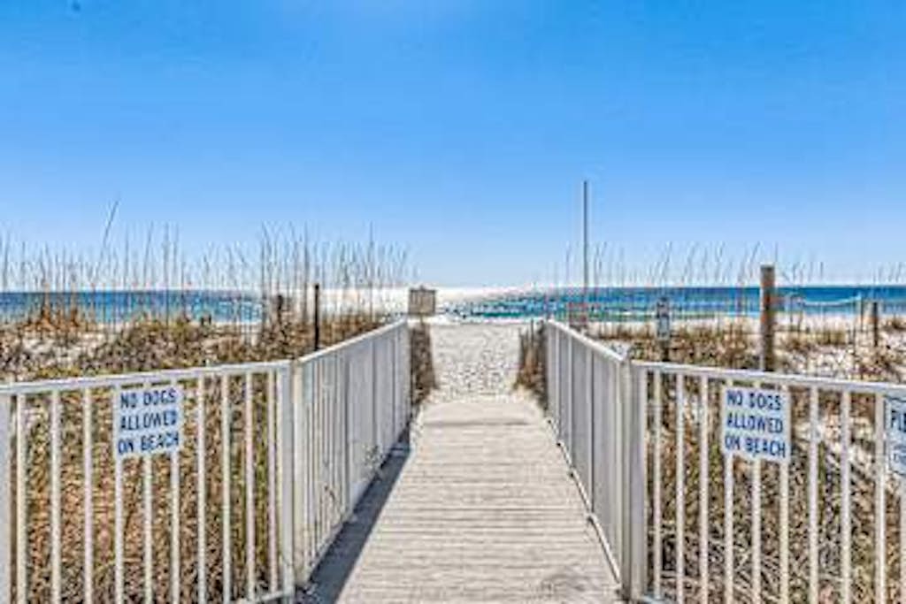 Wonderful condo in beachfront luxury resort with shared pool & tennis