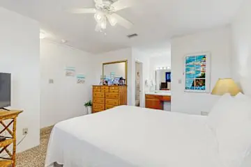 Wonderful condo in beachfront luxury resort with shared pool & tennis