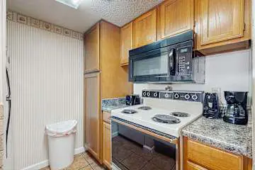 Wonderful condo in beachfront luxury resort with shared pool & tennis