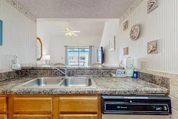 Wonderful condo in beachfront luxury resort with shared pool & tennis