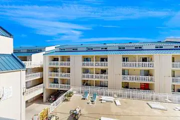 Wonderful condo in beachfront luxury resort with shared pool & tennis