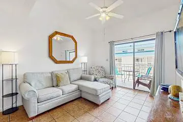 Wonderful condo in beachfront luxury resort with shared pool & tennis