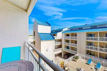 Wonderful condo in beachfront luxury resort with shared pool & tennis
