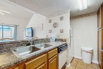 Wonderful condo in beachfront luxury resort with shared pool & tennis