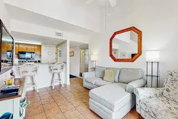 Wonderful condo in beachfront luxury resort with shared pool & tennis