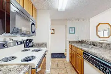 Wonderful condo in beachfront luxury resort with shared pool & tennis