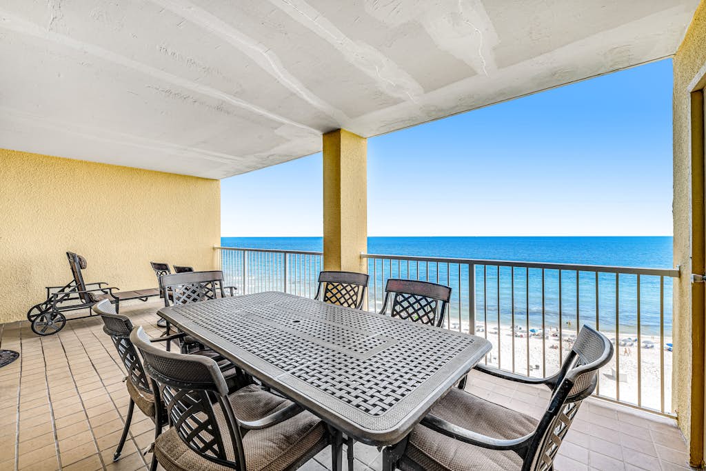 Beautiful condo in beachfront resort with pool & stunning Gulf views