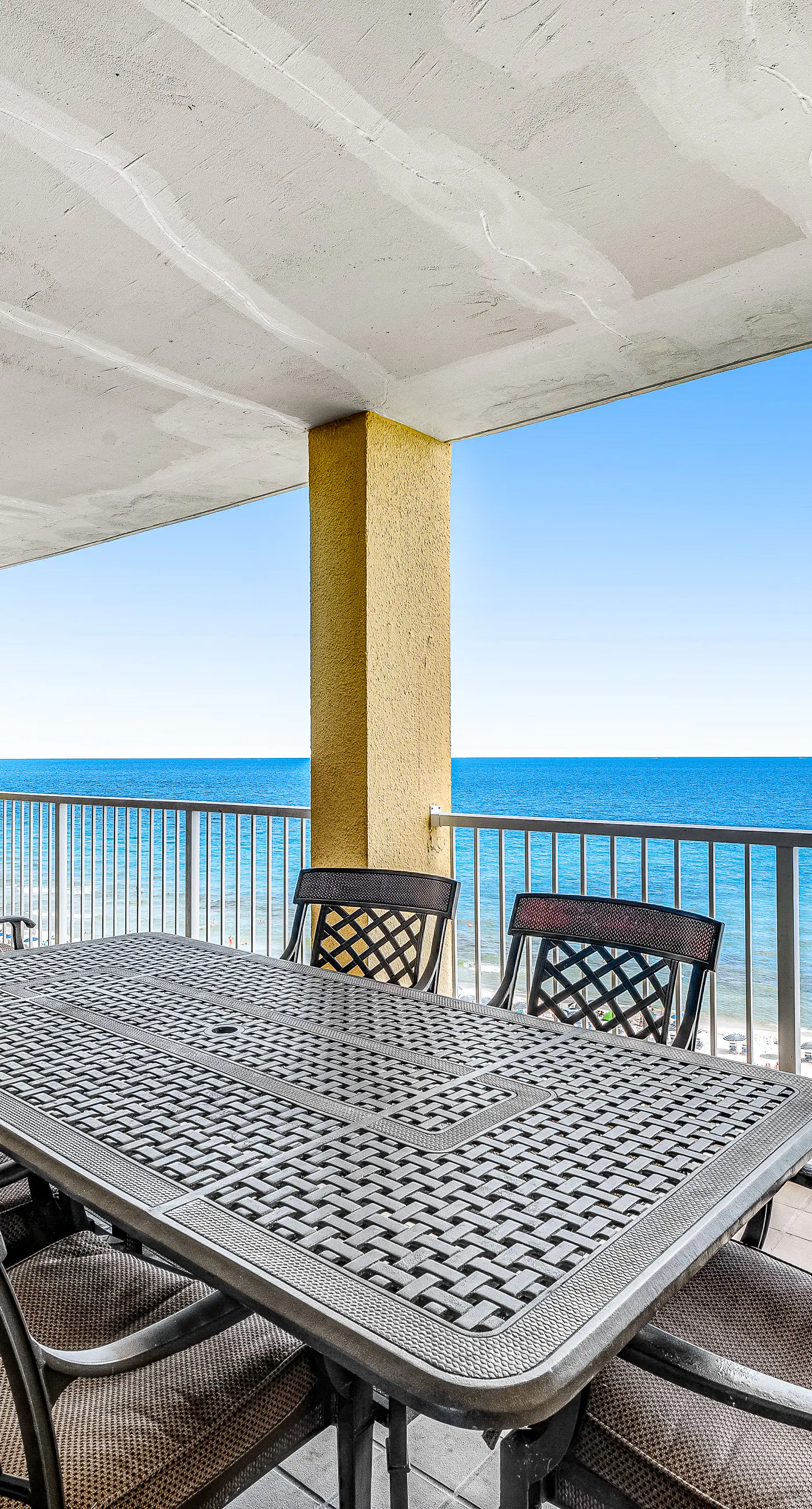 Beautiful condo in beachfront resort with pool & stunning Gulf views