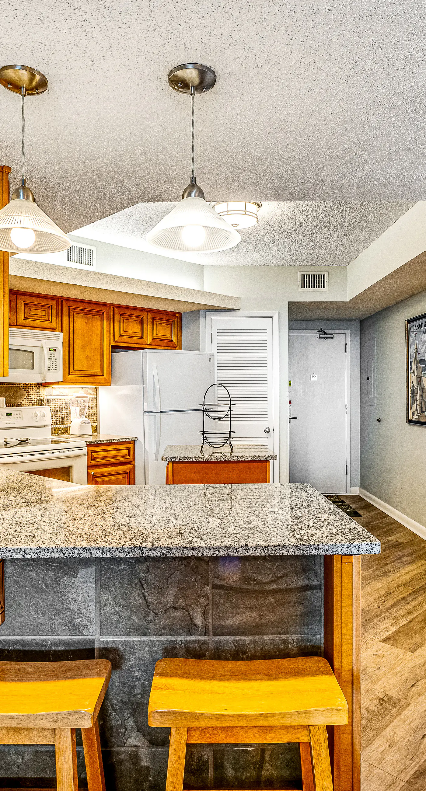 Beautiful condo in beachfront resort with pool & stunning Gulf views