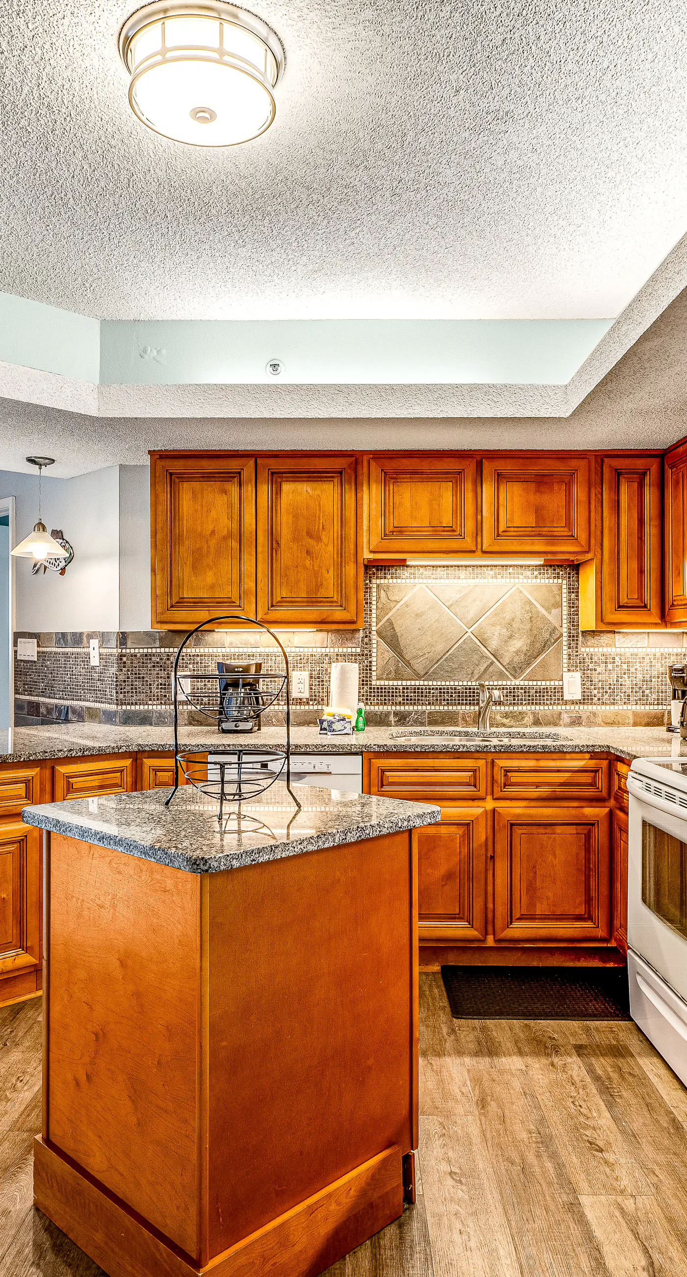 Beautiful condo in beachfront resort with pool & stunning Gulf views