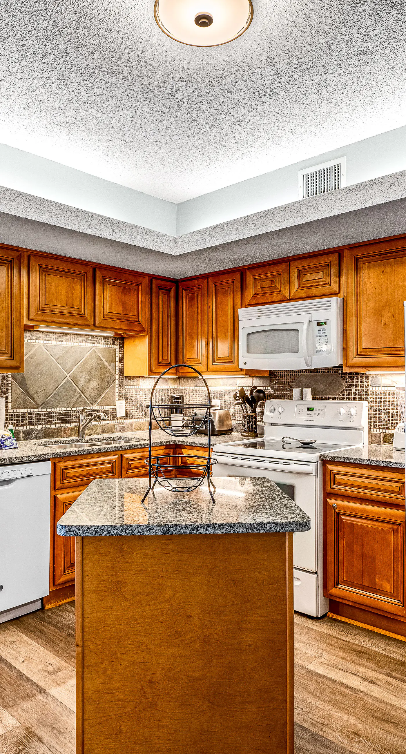 Beautiful condo in beachfront resort with pool & stunning Gulf views