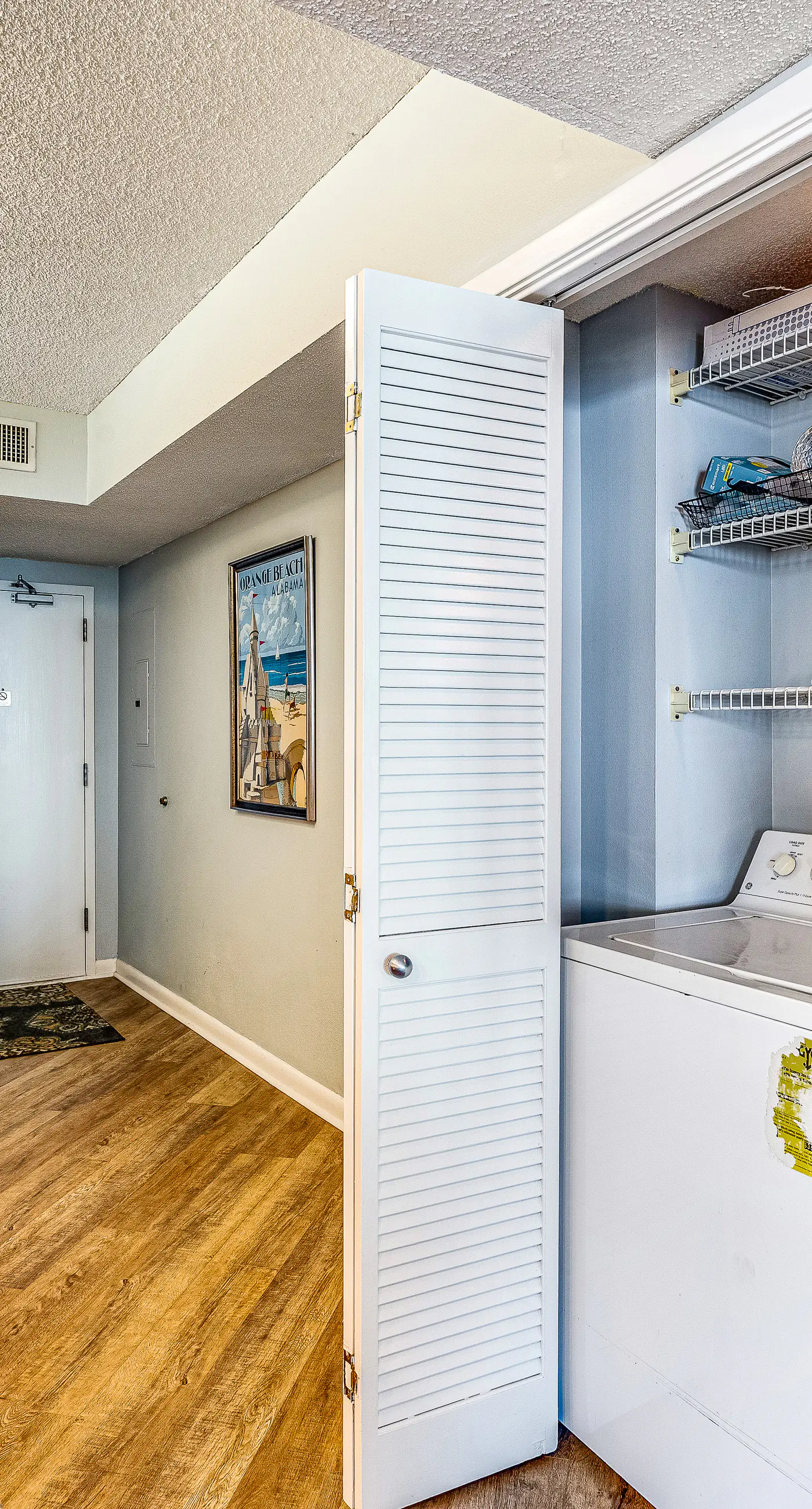 Beautiful condo in beachfront resort with pool & stunning Gulf views