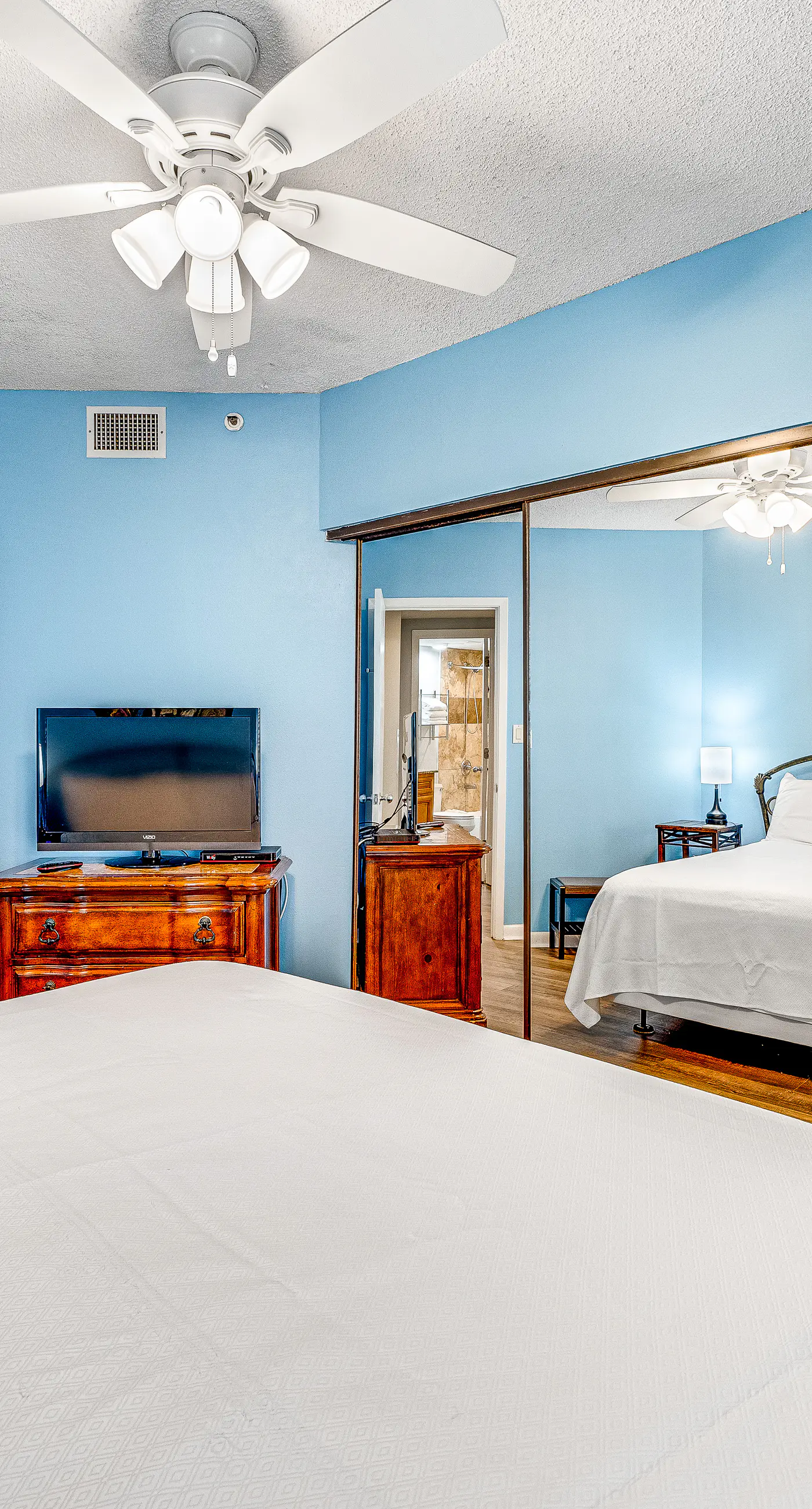 Beautiful condo in beachfront resort with pool & stunning Gulf views