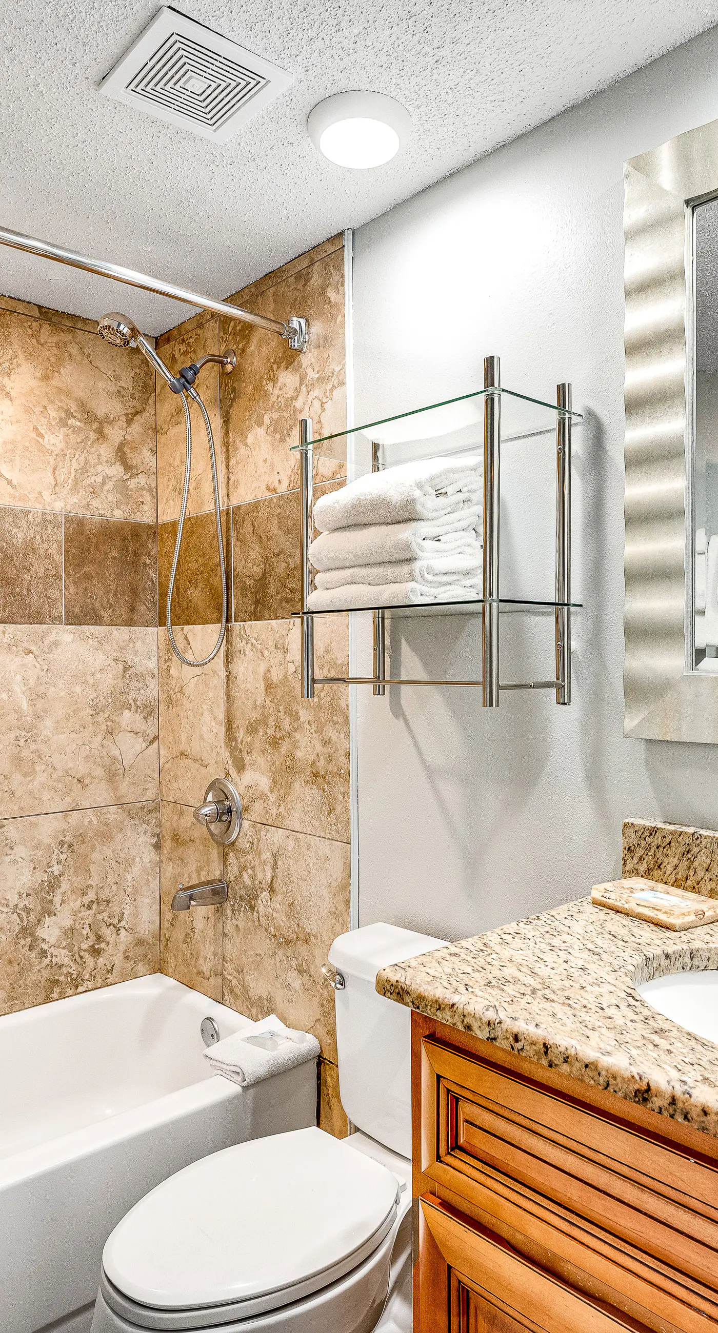 Beautiful condo in beachfront resort with pool & stunning Gulf views