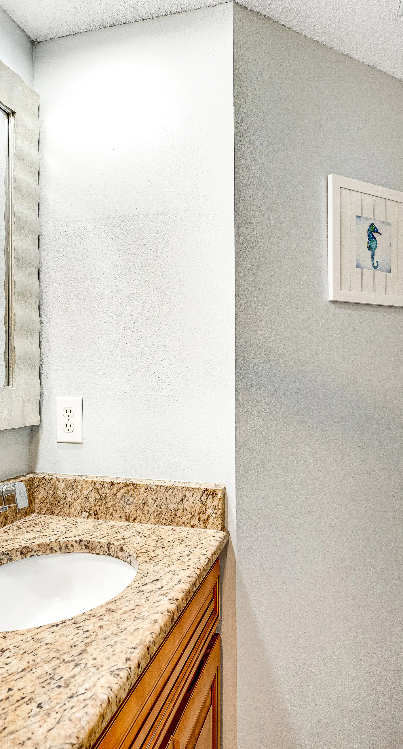 Beautiful condo in beachfront resort with pool & stunning Gulf views