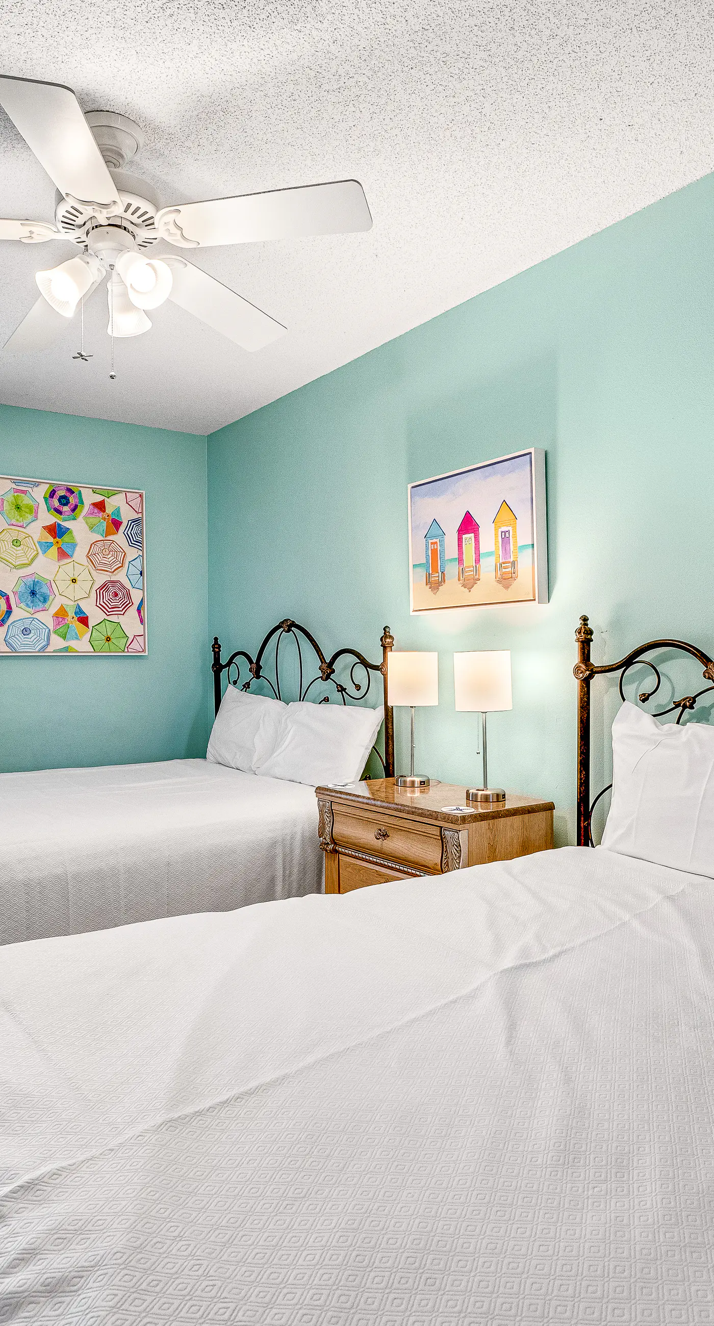 Beautiful condo in beachfront resort with pool & stunning Gulf views